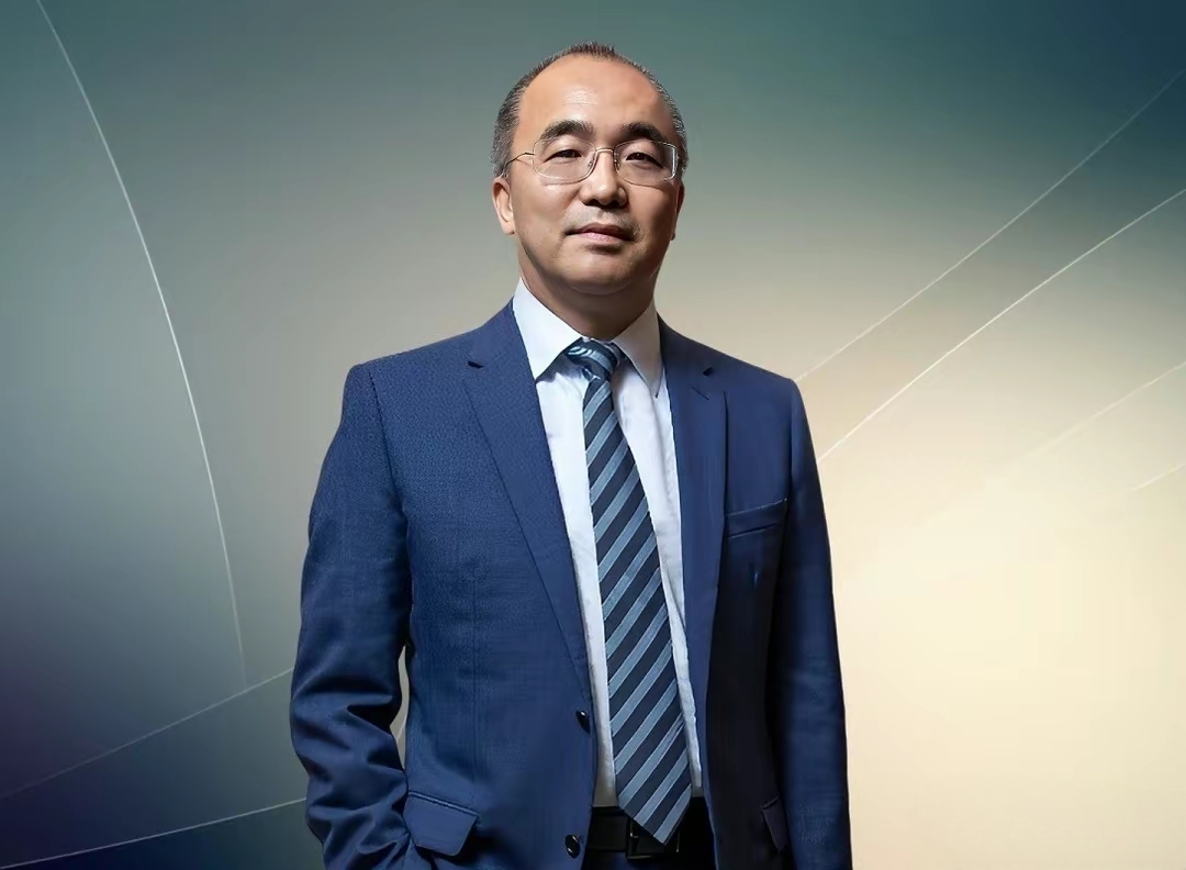 阎志,1972年生于黄冈市罗田县,高中学历,武汉大学博士,卓尔控股董事