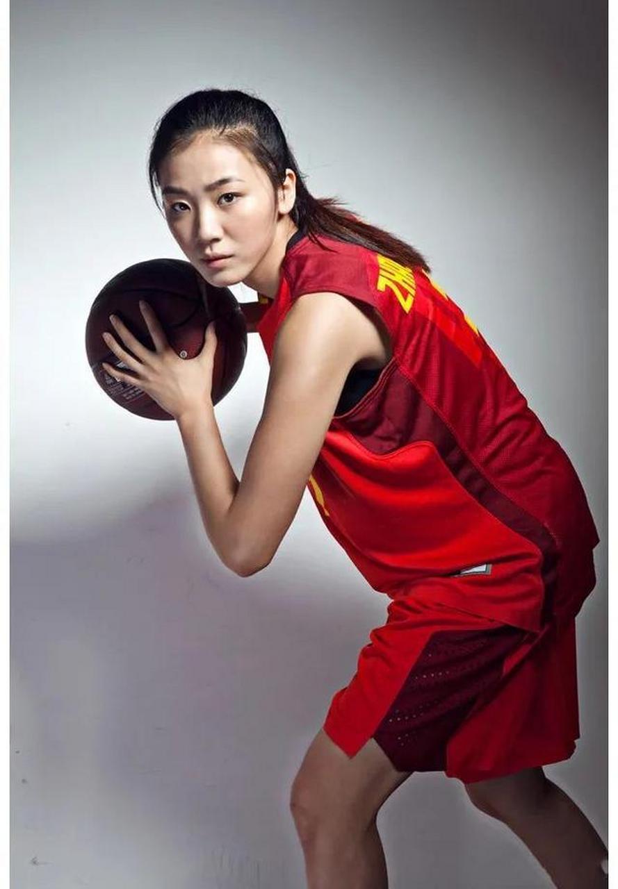 赵爽,1990年生于黑龙江牡丹江,身高1