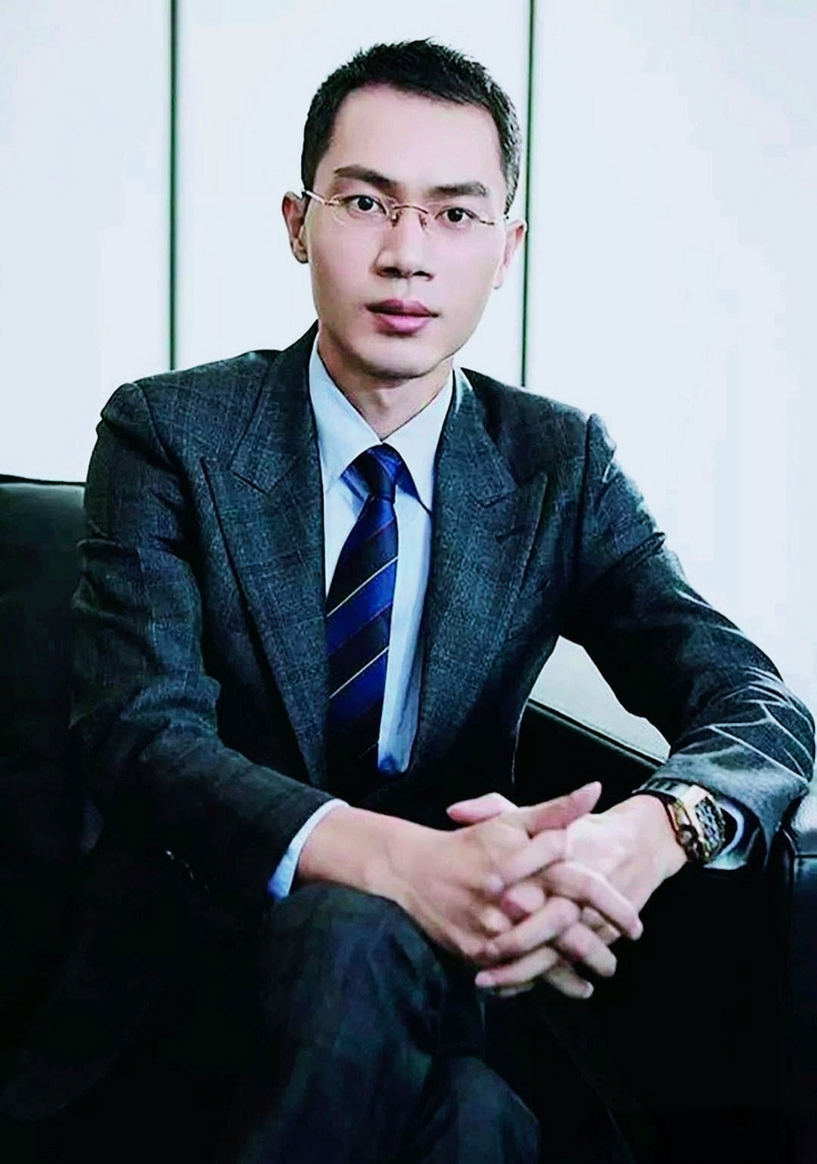 晋江,毕业于福州大学,麦考瑞大学国际贸易硕士,鸿星尔克实业董事长