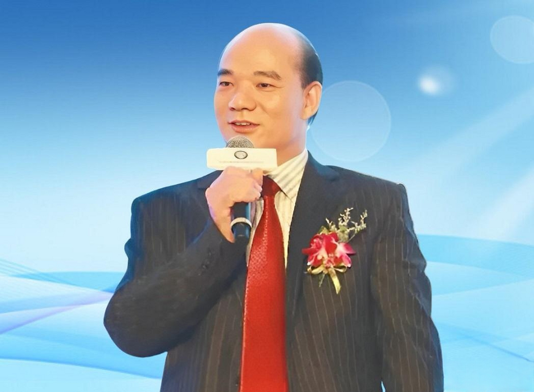 目前个人身价500亿,荣登揭阳首富宝座.