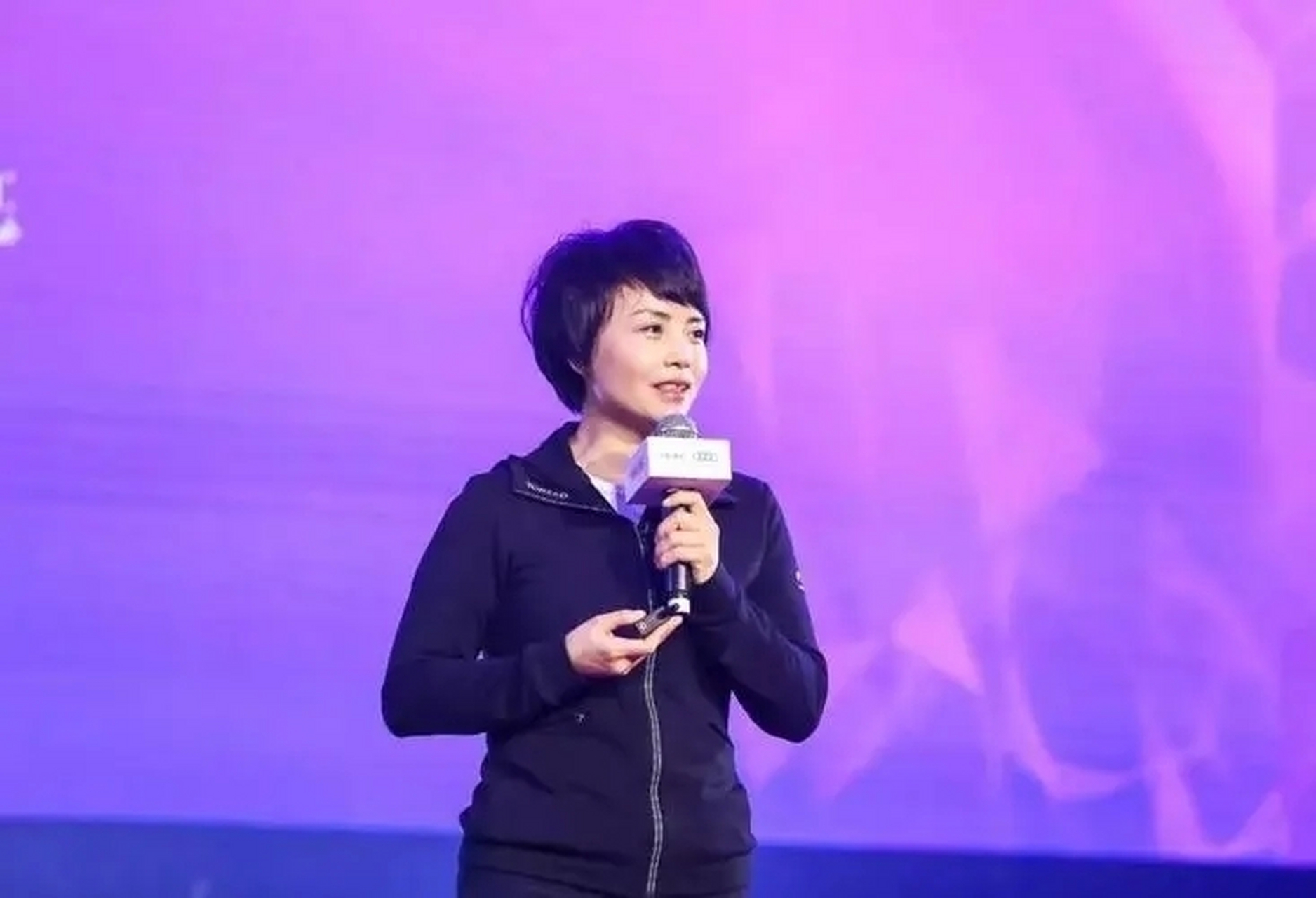 王静,1975年生于四川资阳县,中国人民大学emba硕士,探路者创始人.