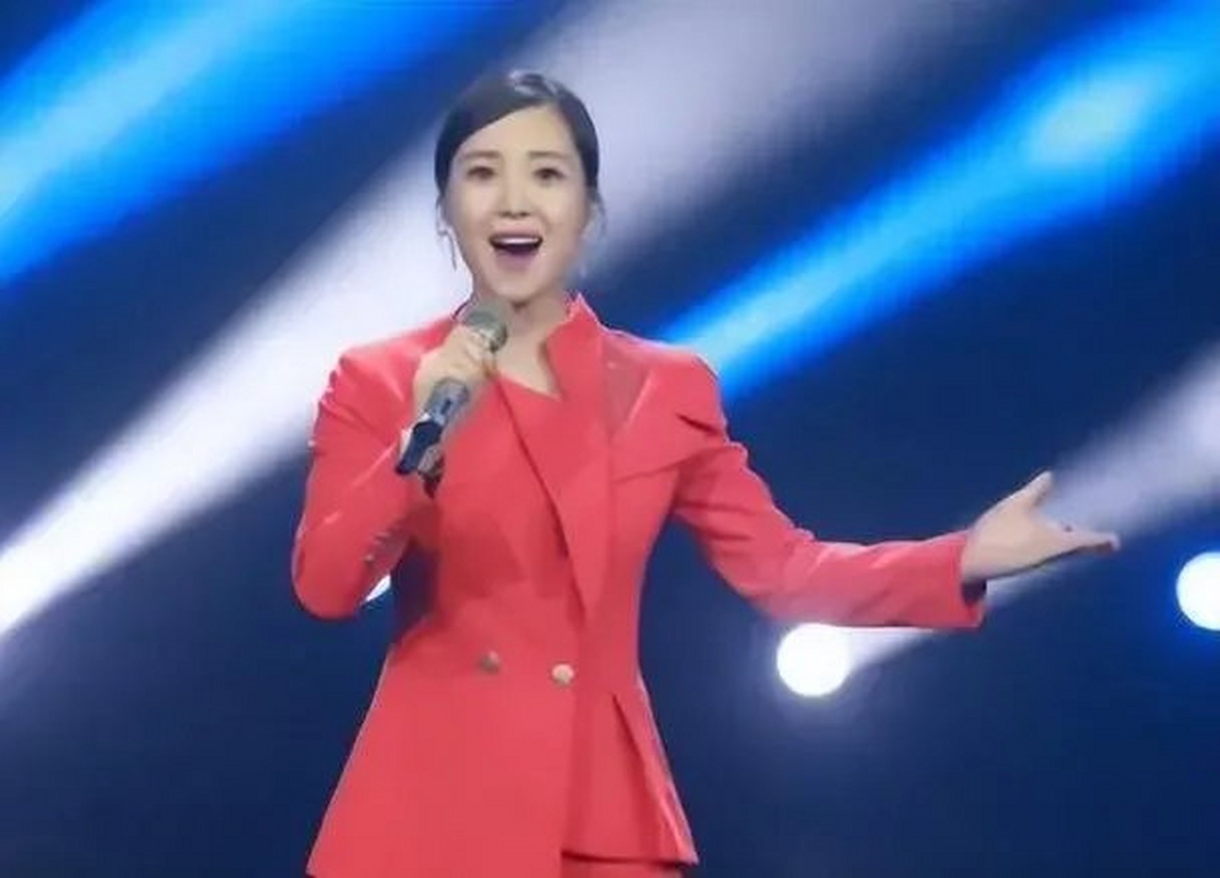 云朵:原名谢春芳,1987年出生于四川阿坝州,中国内地女歌手.