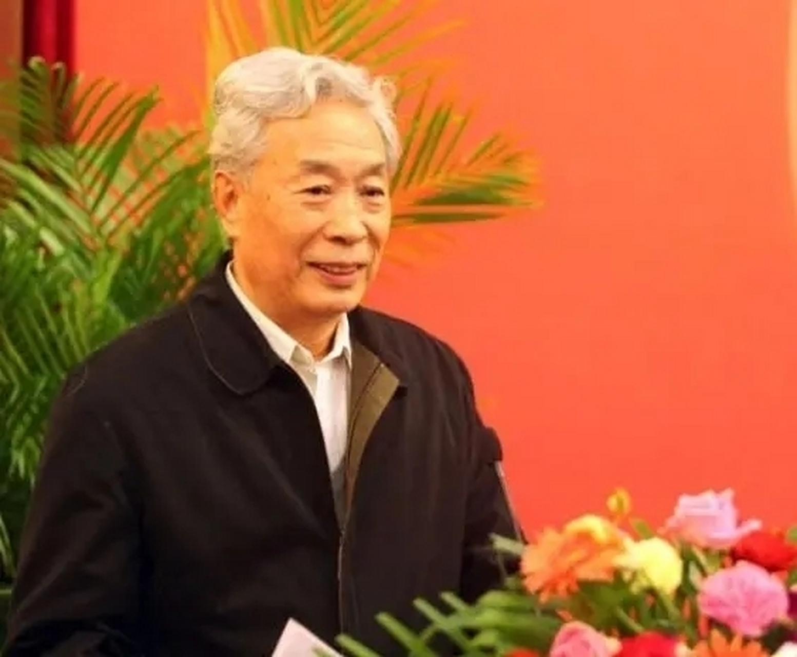 杨奇逊,1937年生于上海,毕业于浙江大学,澳大利亚新南威尔士大学博士