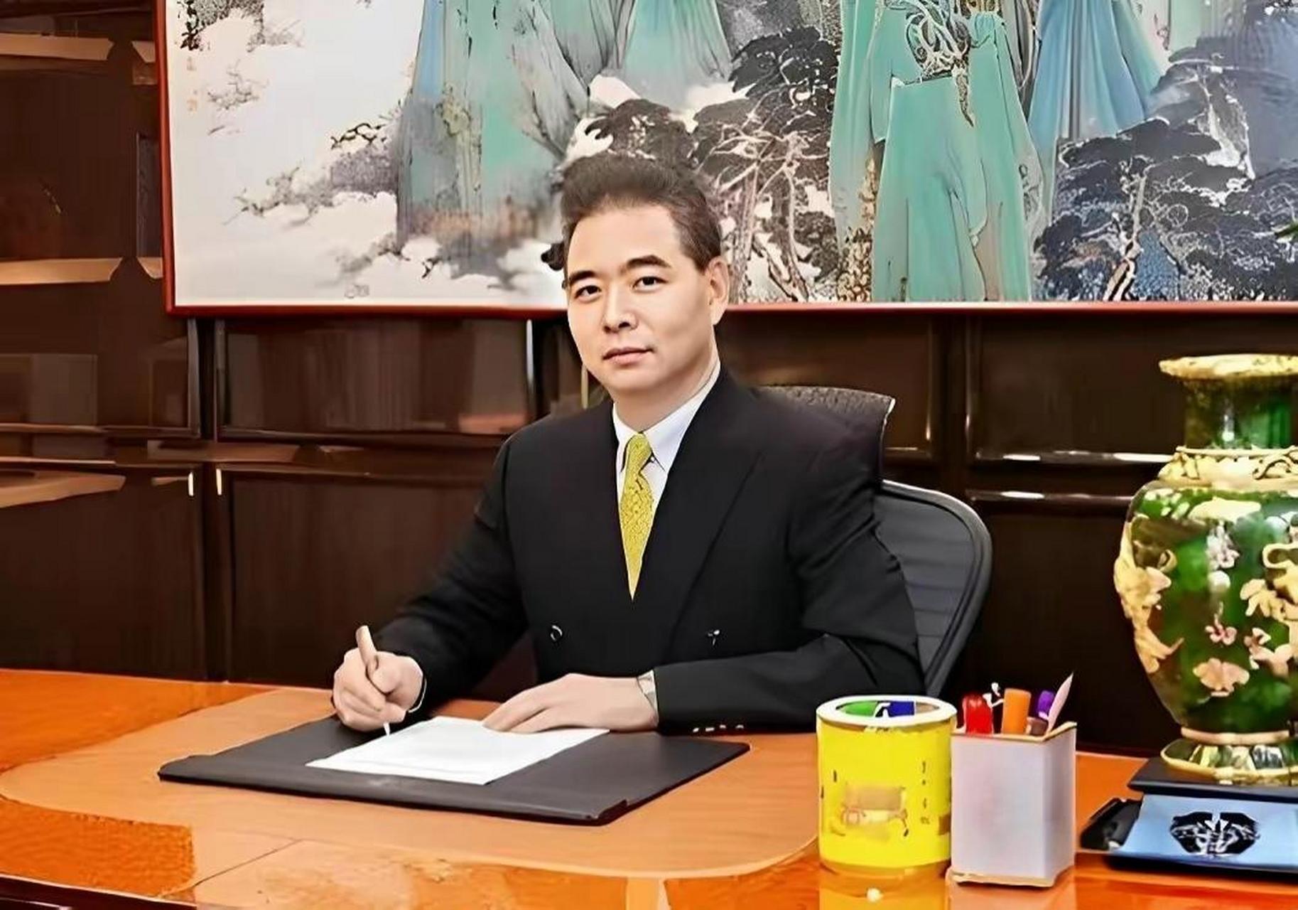 李明,1968年生,甘肃陇南人,大专学历,亚特投资集团董事长,金徽酒实控