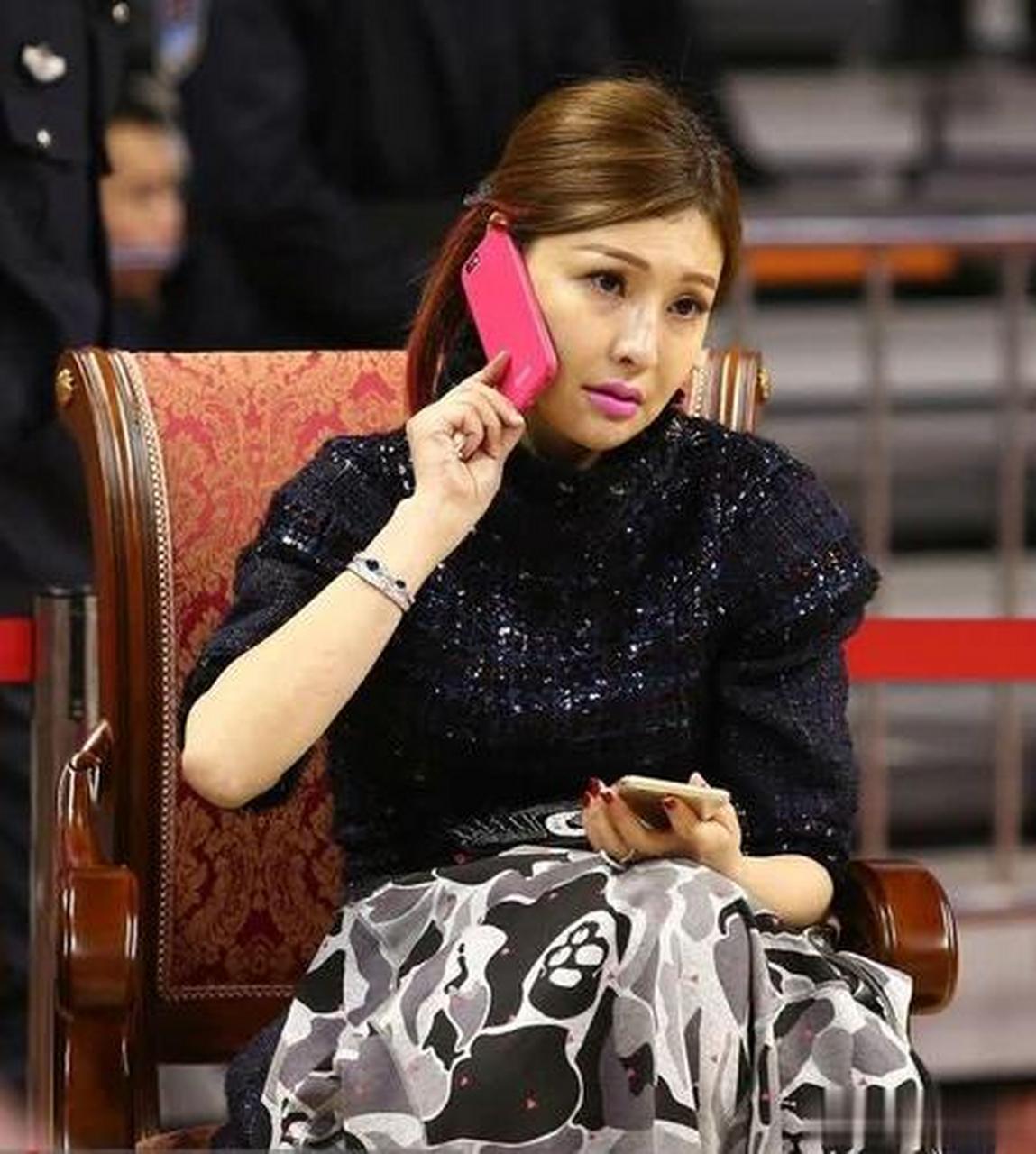 吴迪,1976年生于清远,广东宏远蓝球俱乐部老板娘,目前身价高达40亿