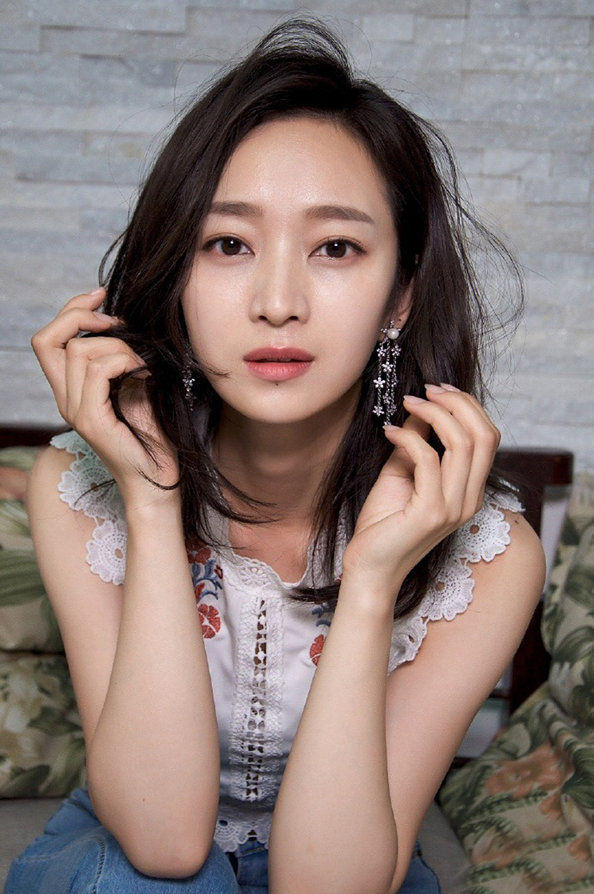 四川省成都市最佳女主持人揭晓: 周蕾,1990年生于成都,身高170cm,毕业