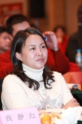 钱静红,1973年生于江苏无锡,硕士,雅迪控股行政总裁