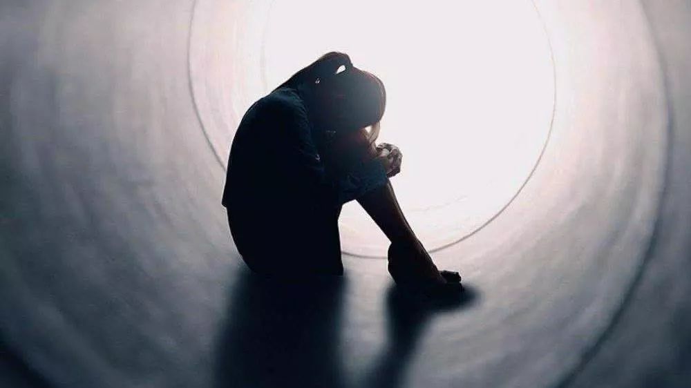 办公室里无空调,大功率取暖设备也不能用,只能靠打