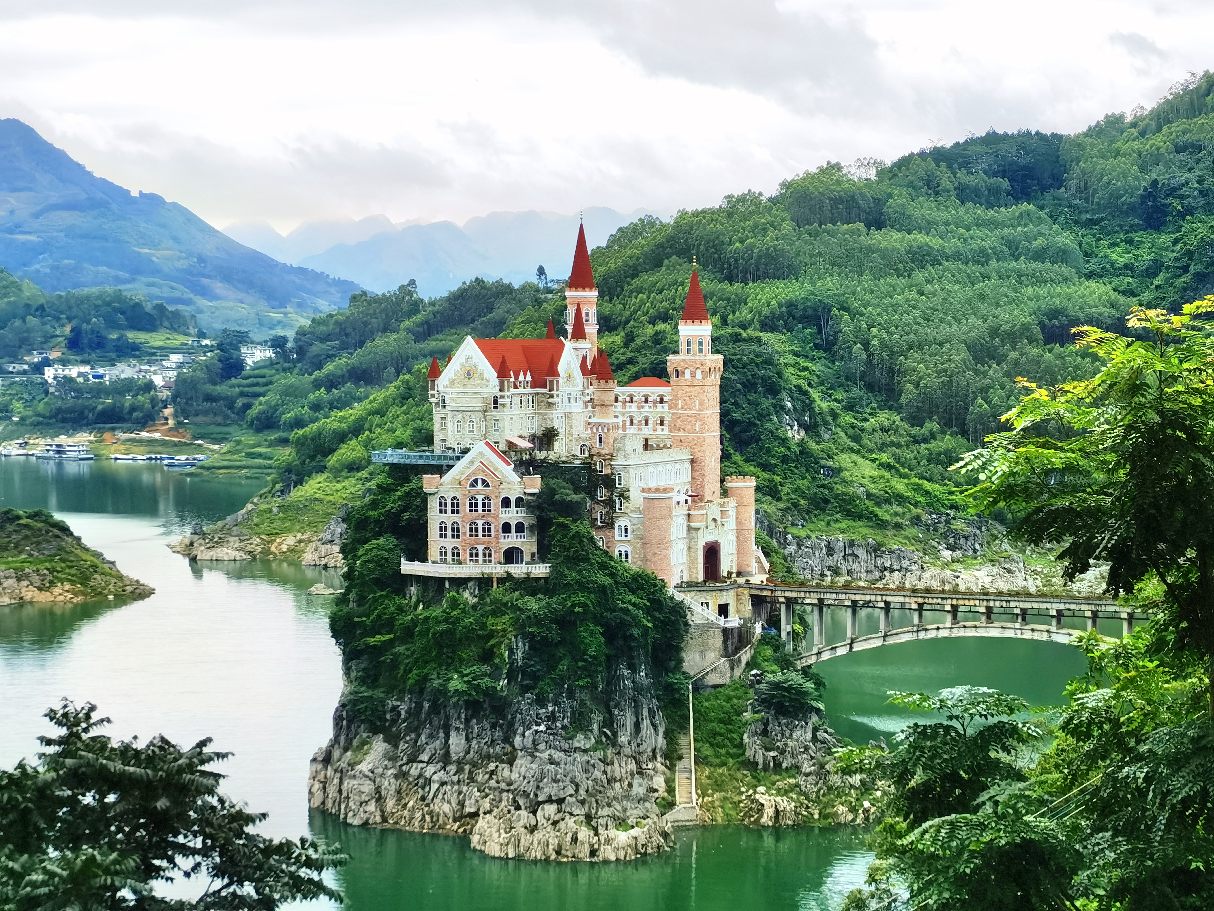 仿造德国天鹅堡设计,被称为"中国版天鹅堡"的贵州兴义吉隆堡,今天相当