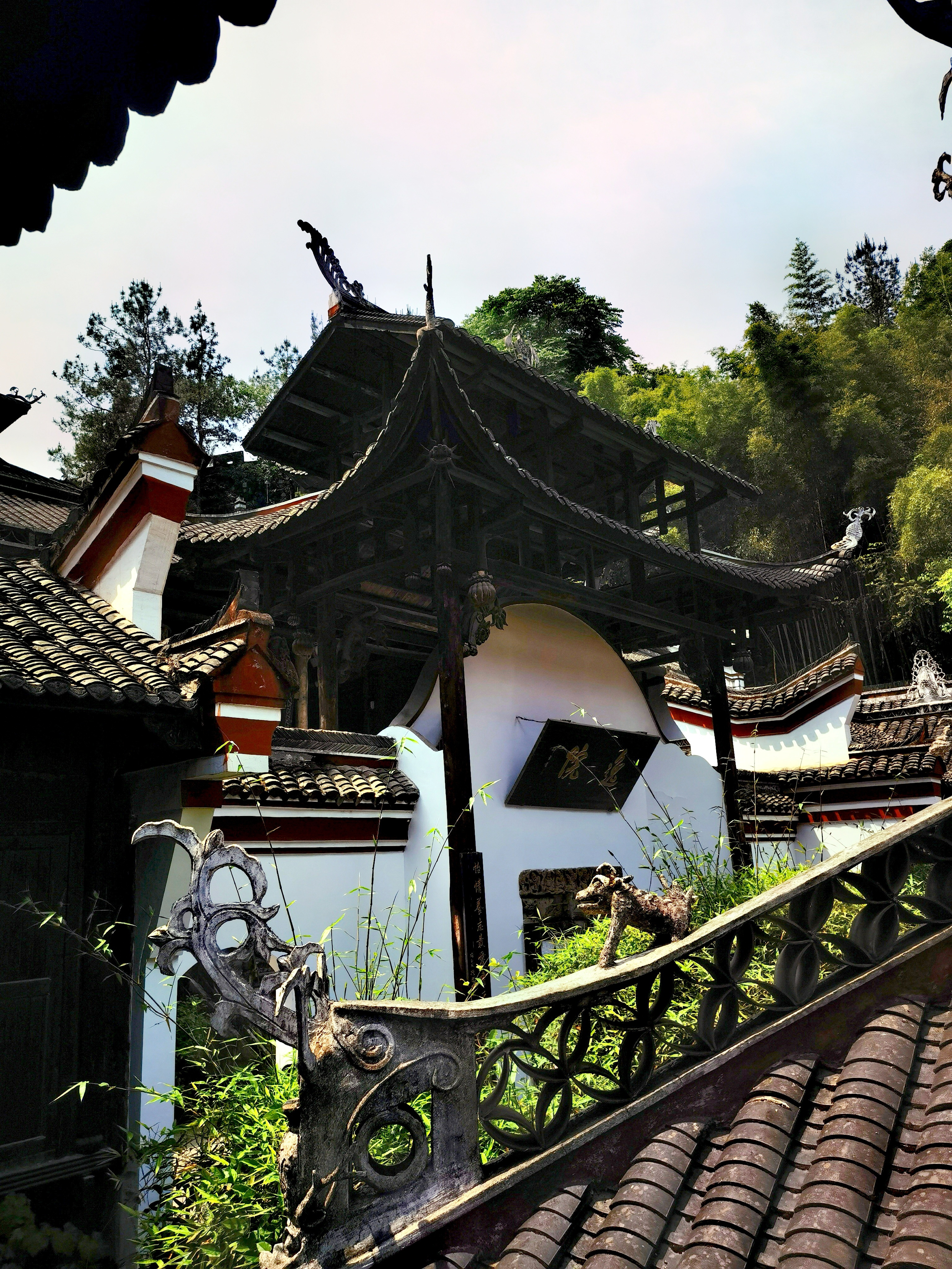 恩施城里的土司城,当地旅游者将其夸大为"第二故宫".