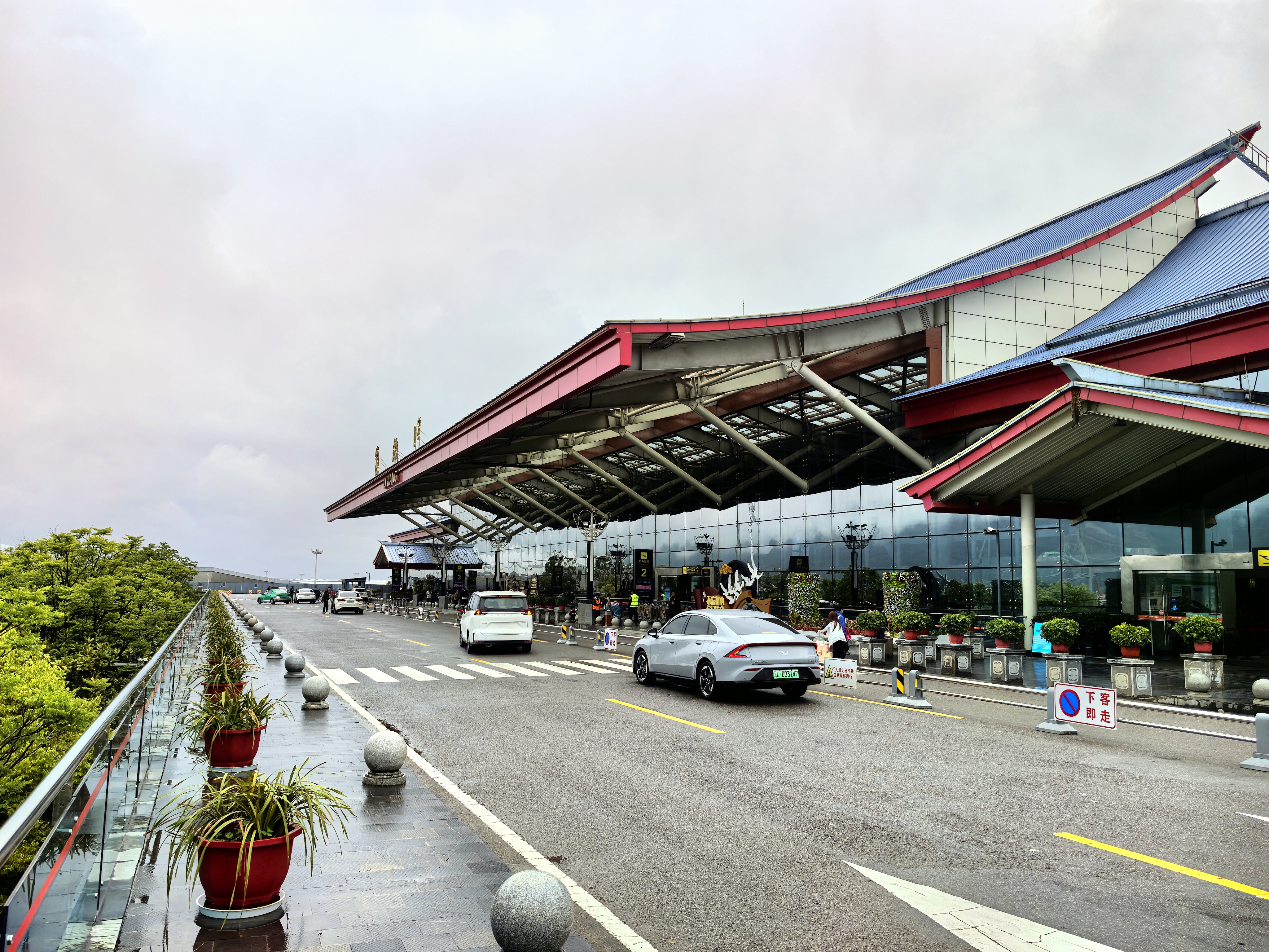 在机场吃了一碗面后候机没事,便查了一下丽江每年5