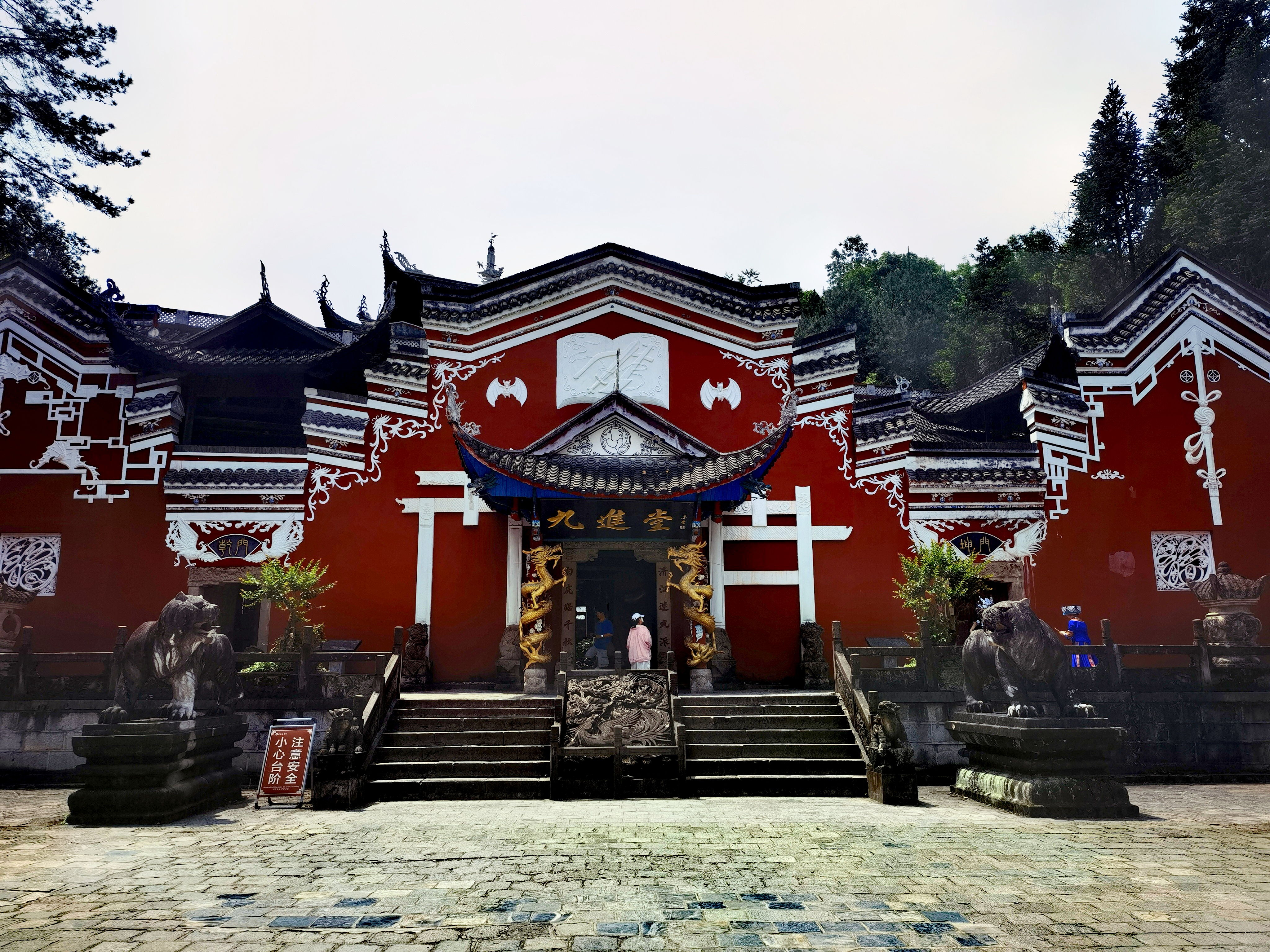 恩施城里的土司城,当地旅游者将其夸大为"第二故宫".
