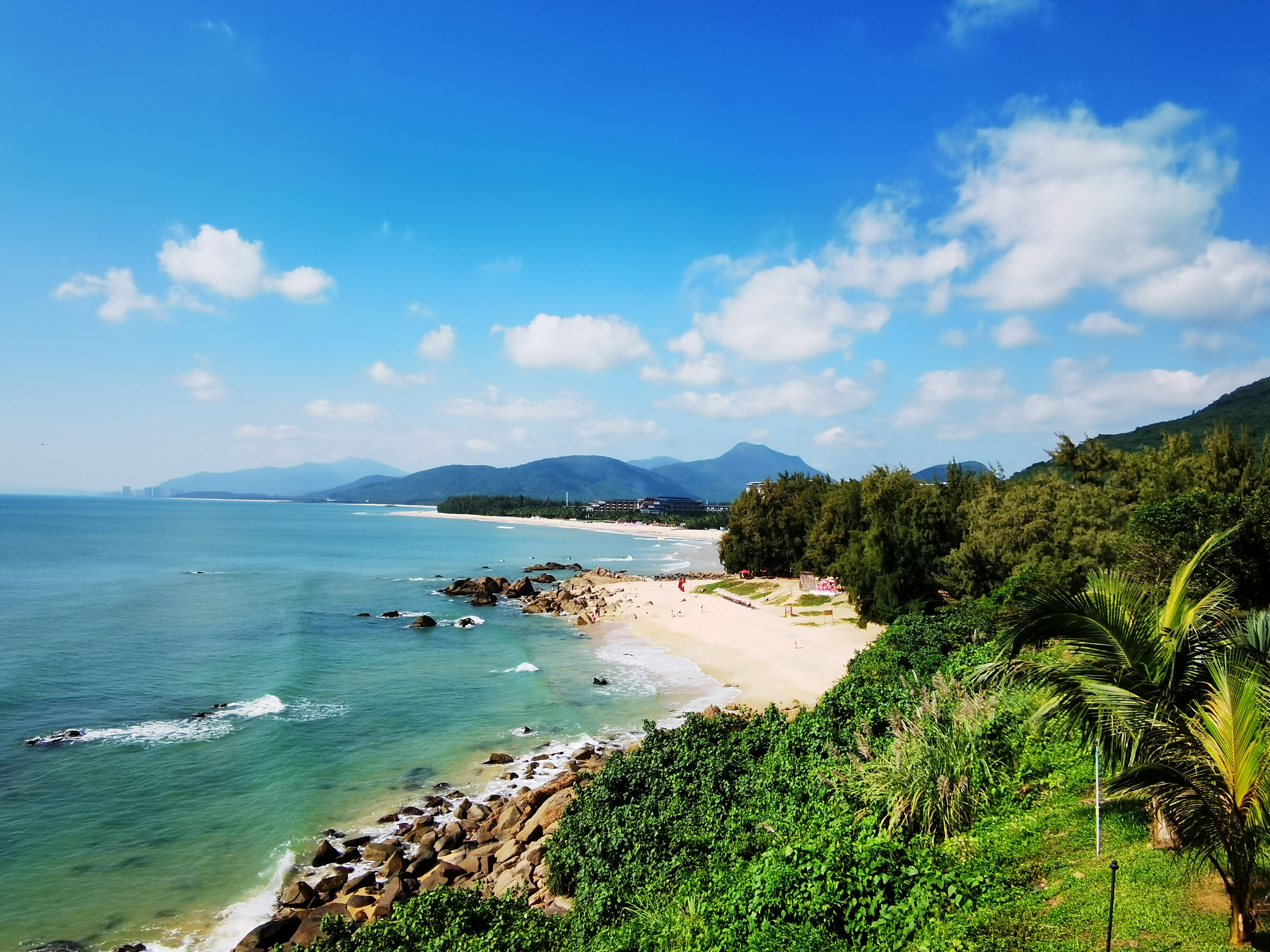 海南万宁的石梅湾和神州半岛均为当地的海景名胜地.