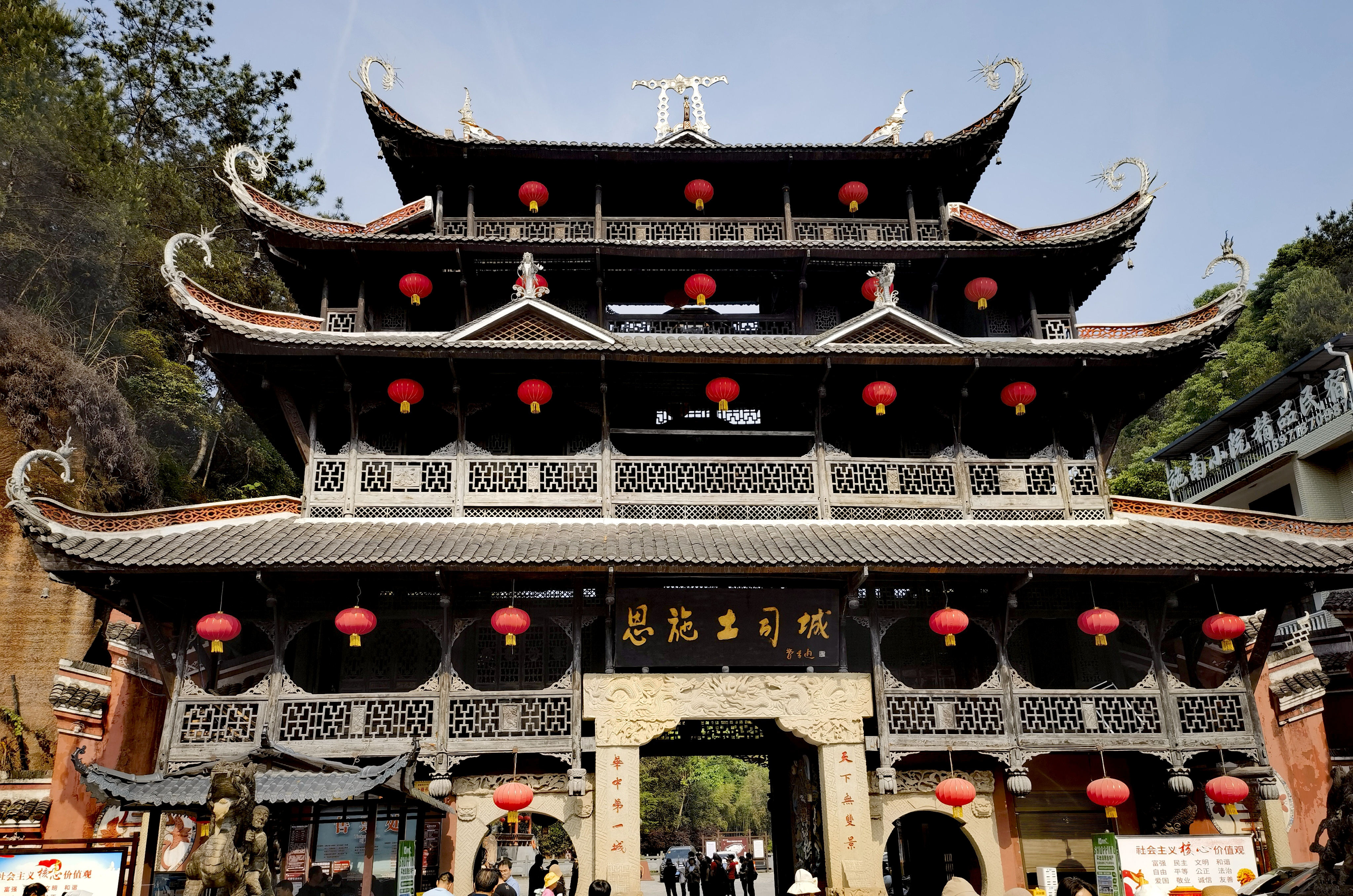 恩施城里的土司城,当地旅游者将其夸大为"第二故宫".
