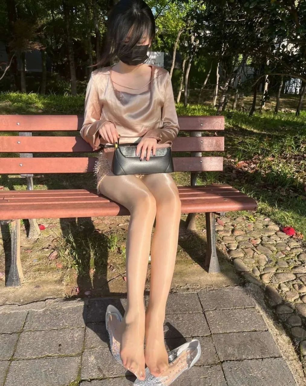 阳光下油光瓦亮的丝袜