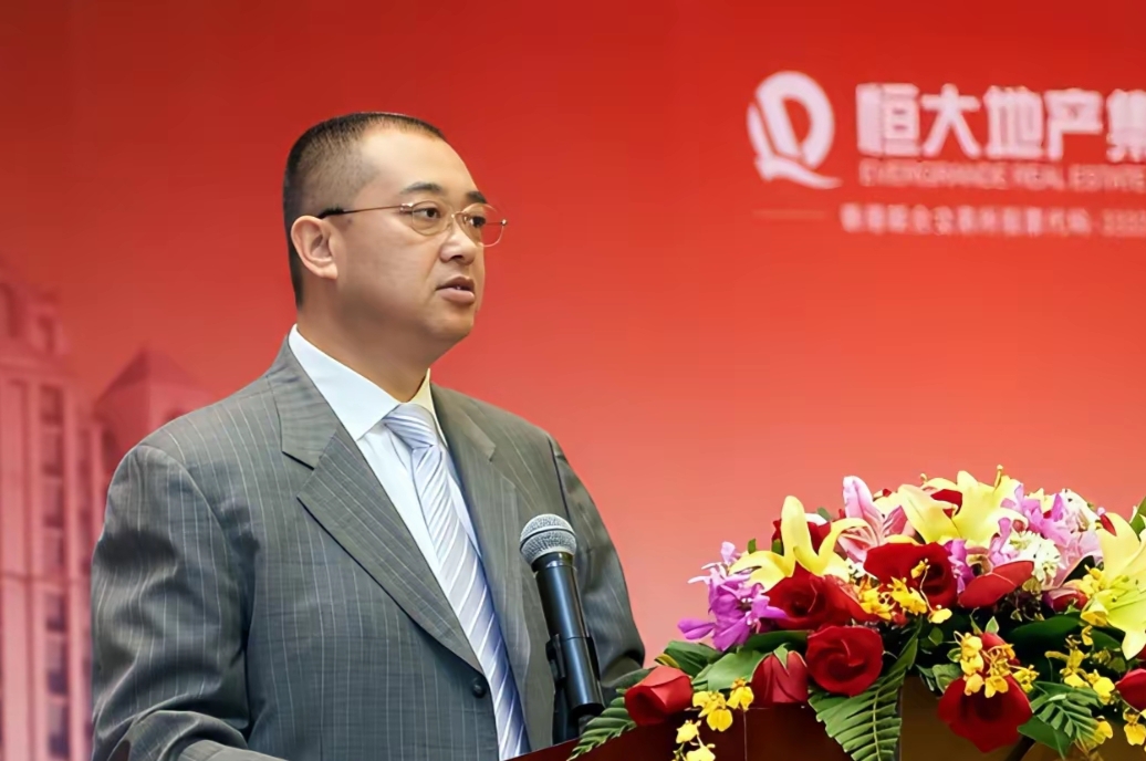 尔湾华人超市里拍到恒大前总裁夏海钧,他用招商银行黑卡结账