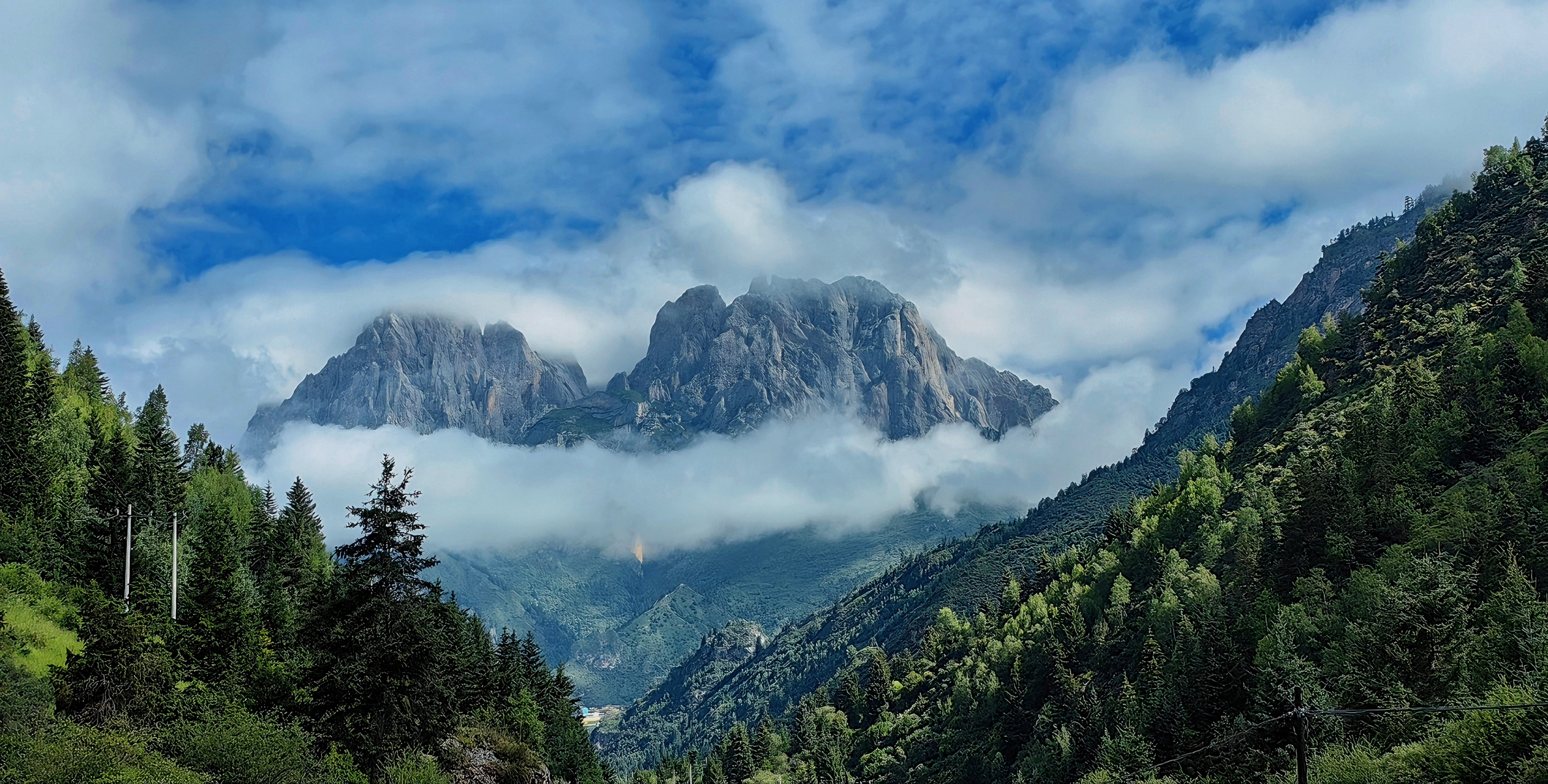 扎尕那,由迭部县出发距景区核心 3.6 公里处