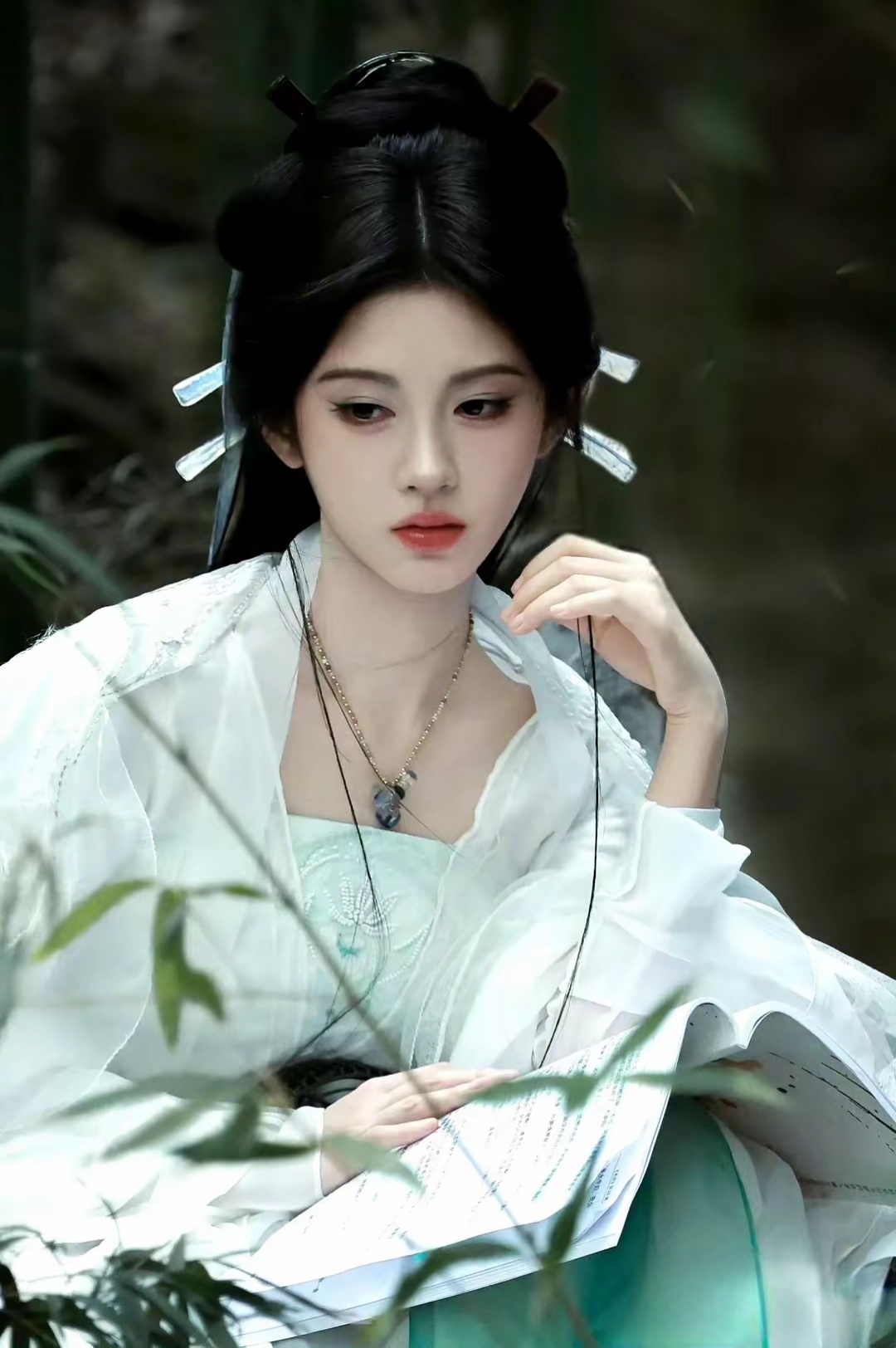 让人对其新角色充满好凭湘旱t古装造型鞠婧祎白衣神女古装鞠婧祎白衣