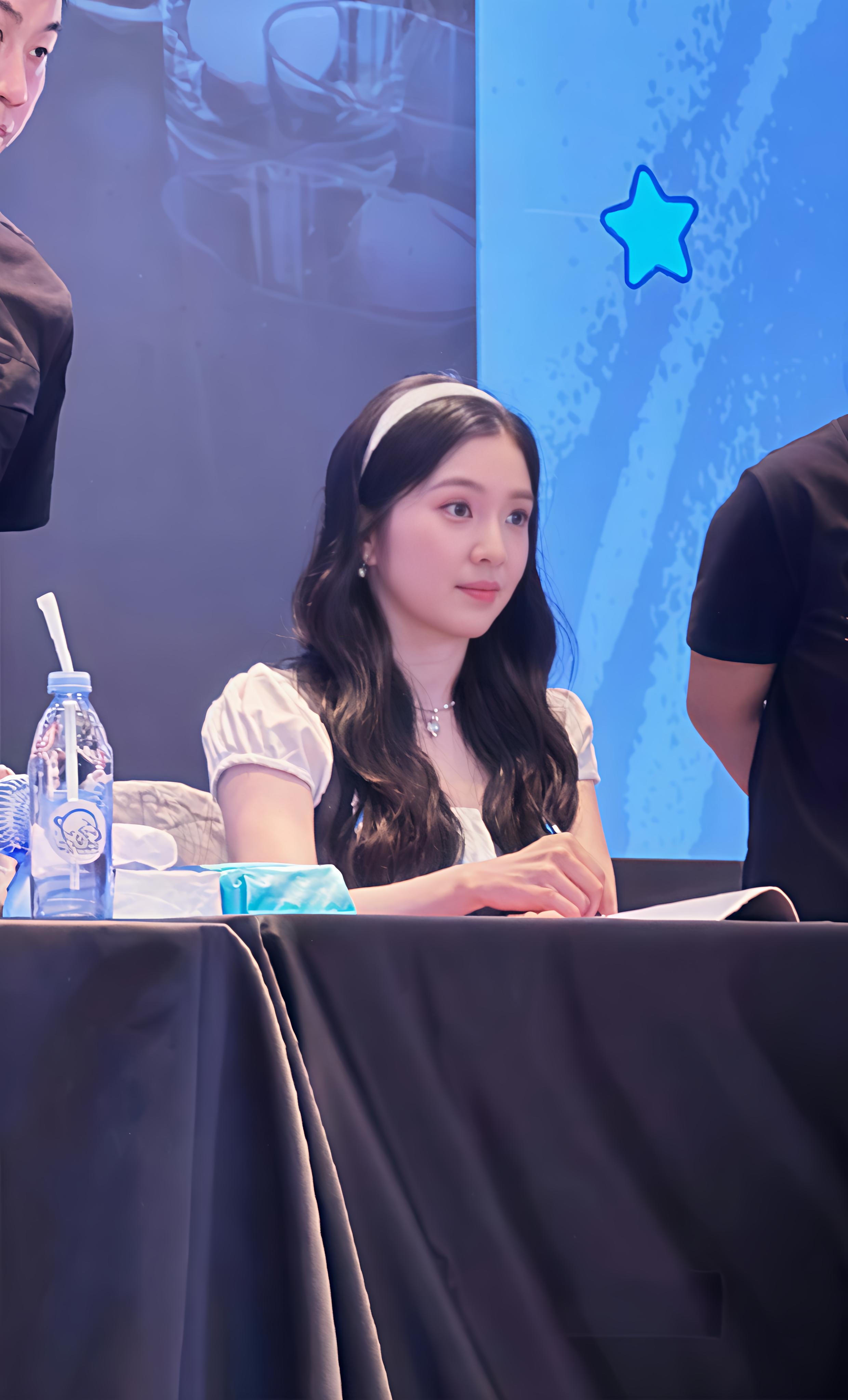 韩国女团成员裴珠泫,姜涩琪广州签售会生图曝光