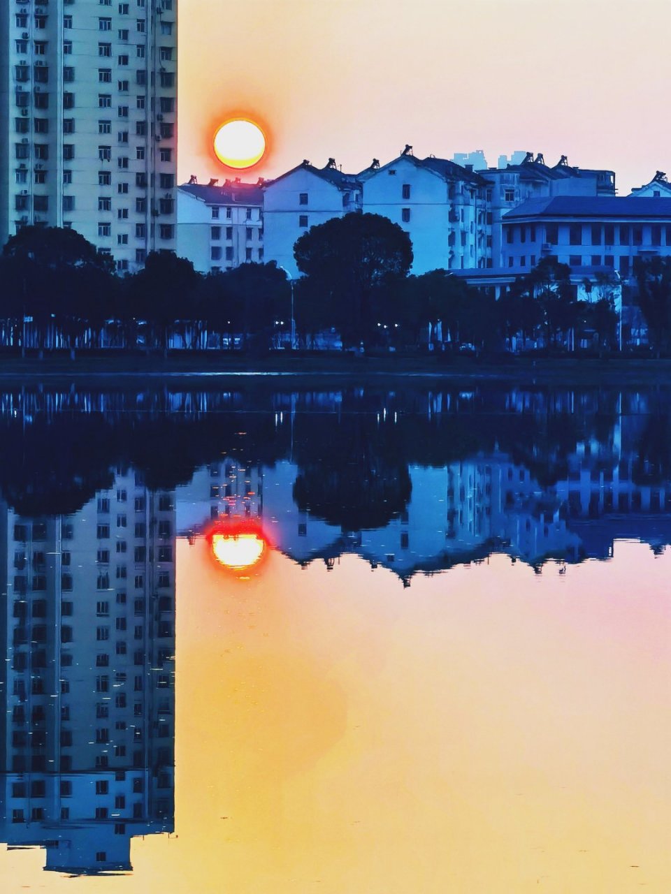 2021年2月14日 农历辛丑牛年大年初三 武汉市汉阳阳城小区  一湖春水