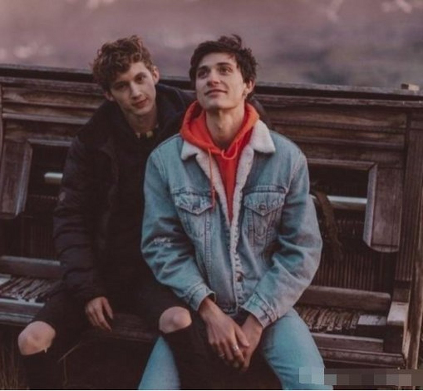 26日据外媒传闻消息,戳爷troye sivan与模特男友jacob bixenman分手