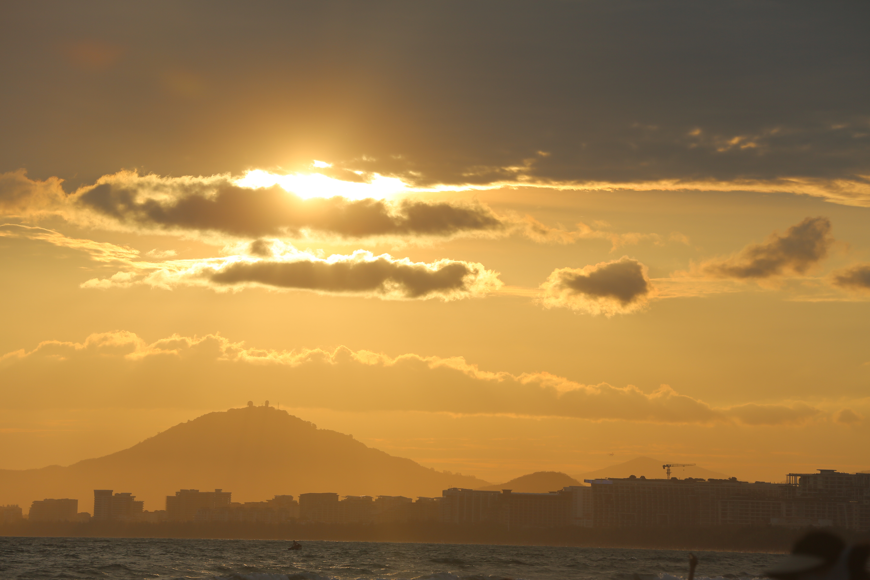 三亚海滨彩霞满天 浪漫的夏日晚霞背景头像壁纸 无滤镜高清唯美图