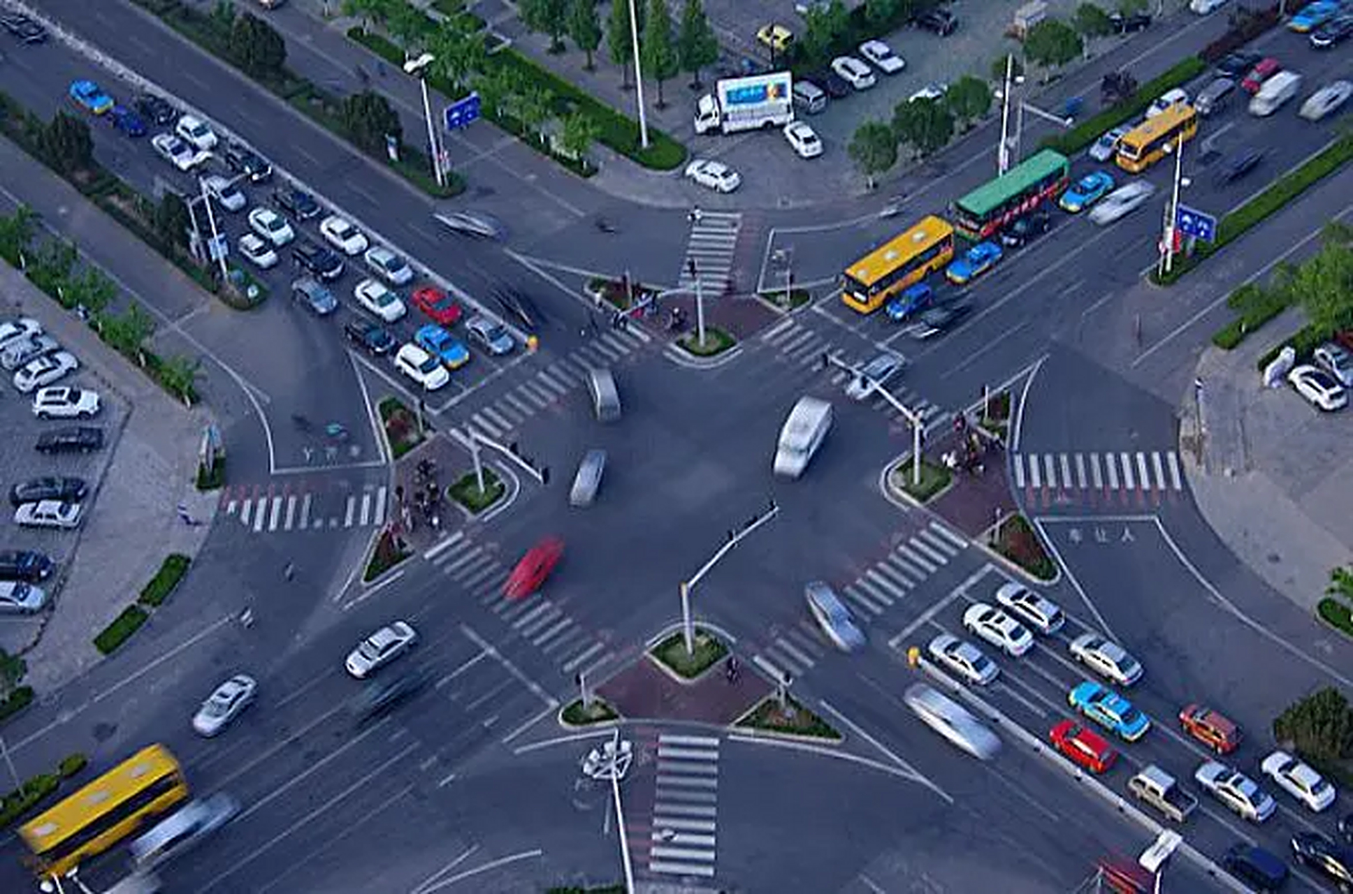 站在十字路口 等待着红绿灯交替变化 来来往往的车辆穿梭而行 步履