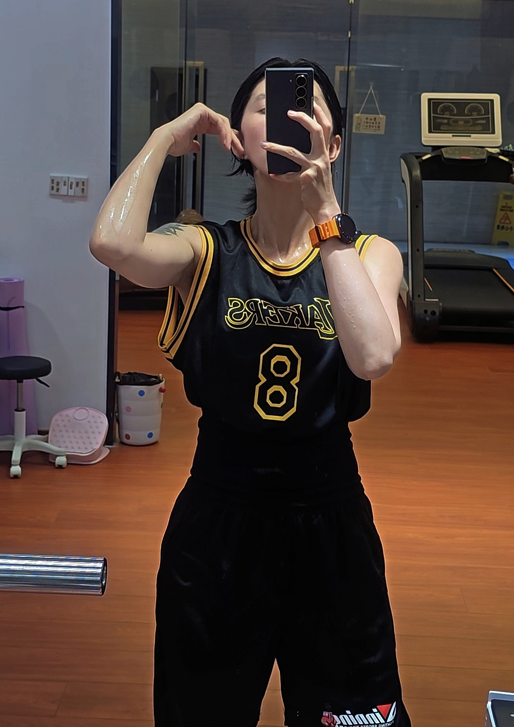 我走过的这个世界就像在炎热的沙漠里跋涉一样,经历