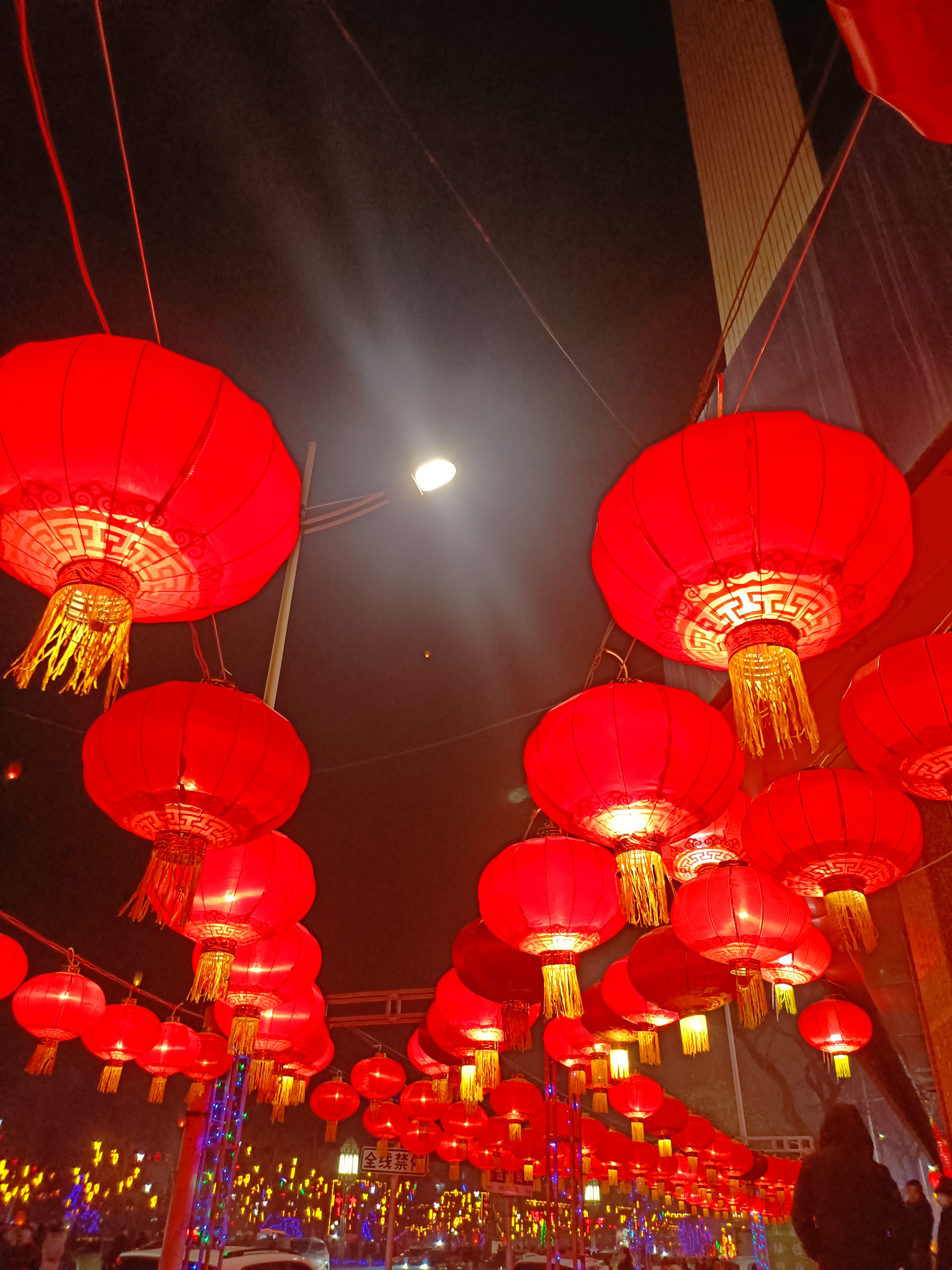 🏮挂满天空的红灯笼,每一盏都如璀璨星辰,把夜晚装点得如白昼般明亮