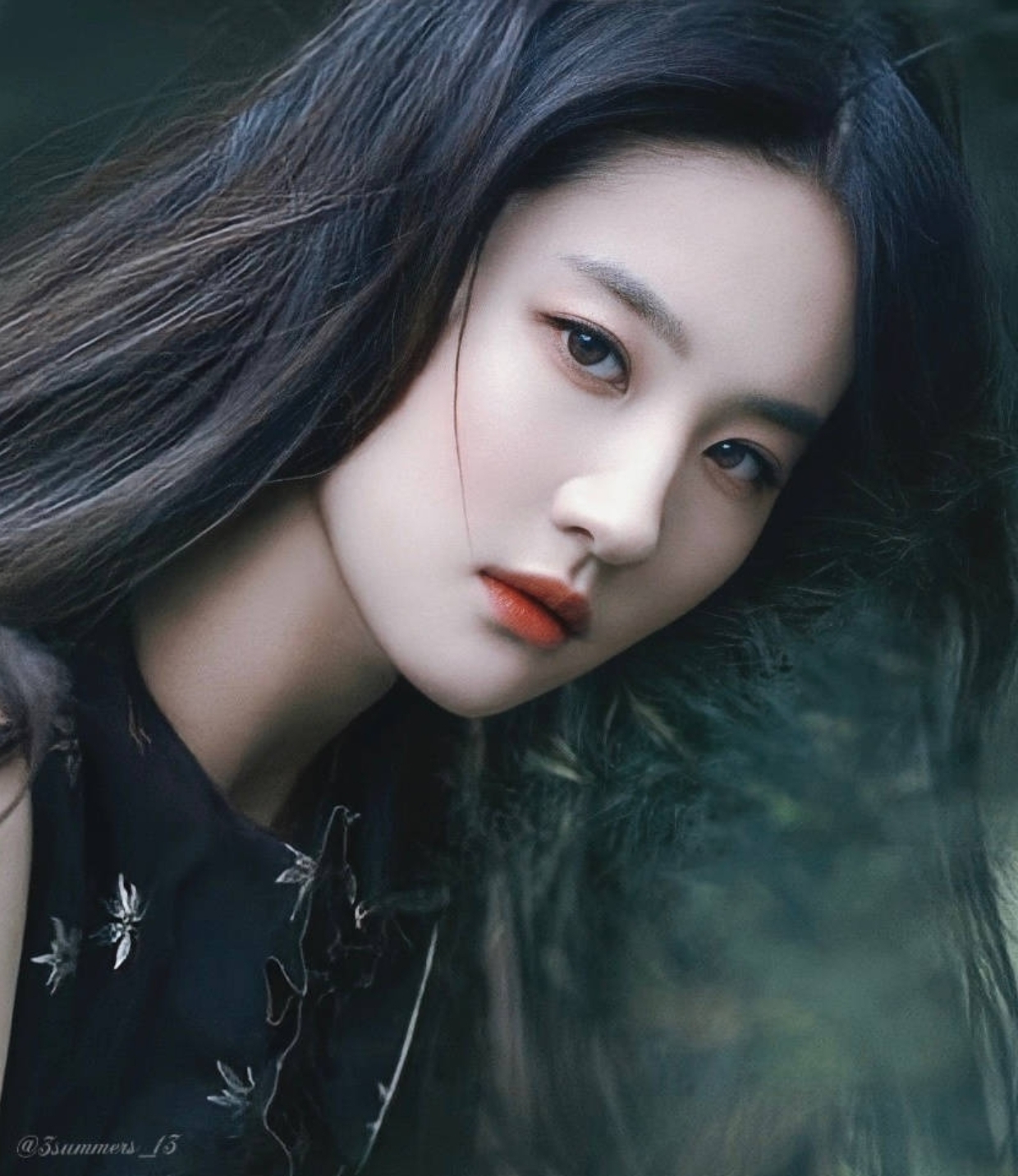 刘亦菲红唇黑衫,绣花绽开,她,那最引人注目的焦点,看向前方,似在追寻