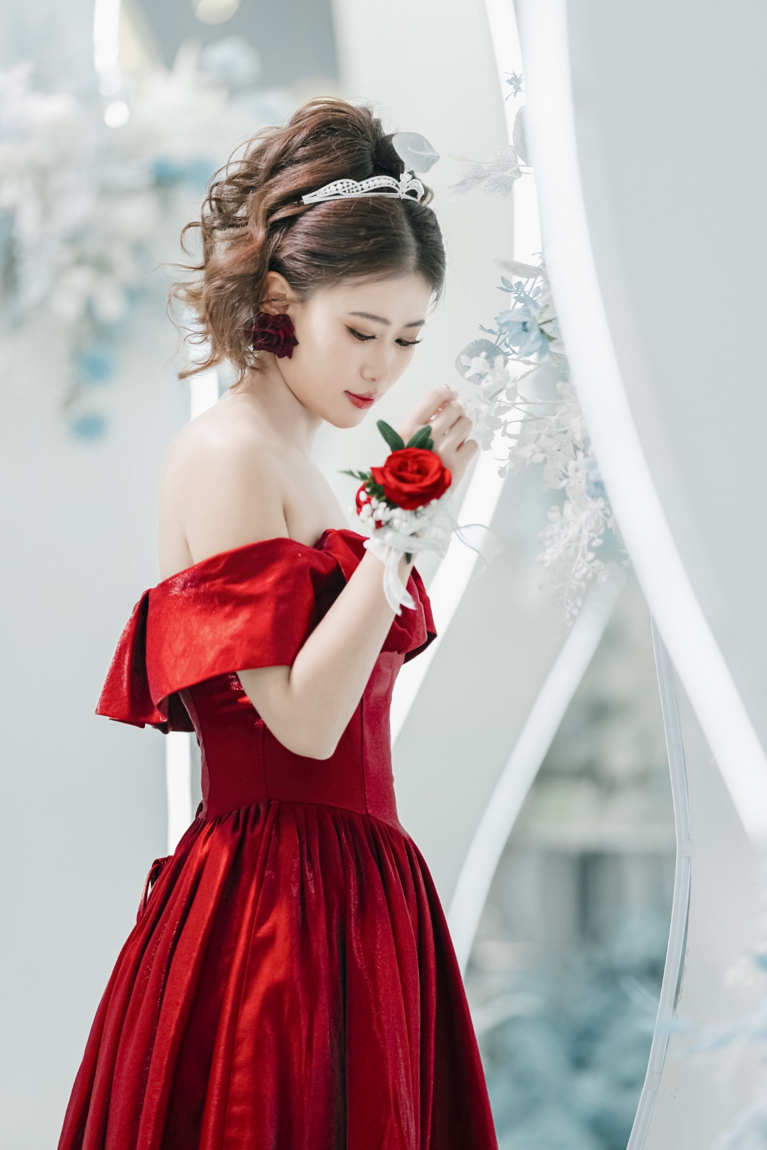 美女# #街拍美女# 身着红裙的女孩.