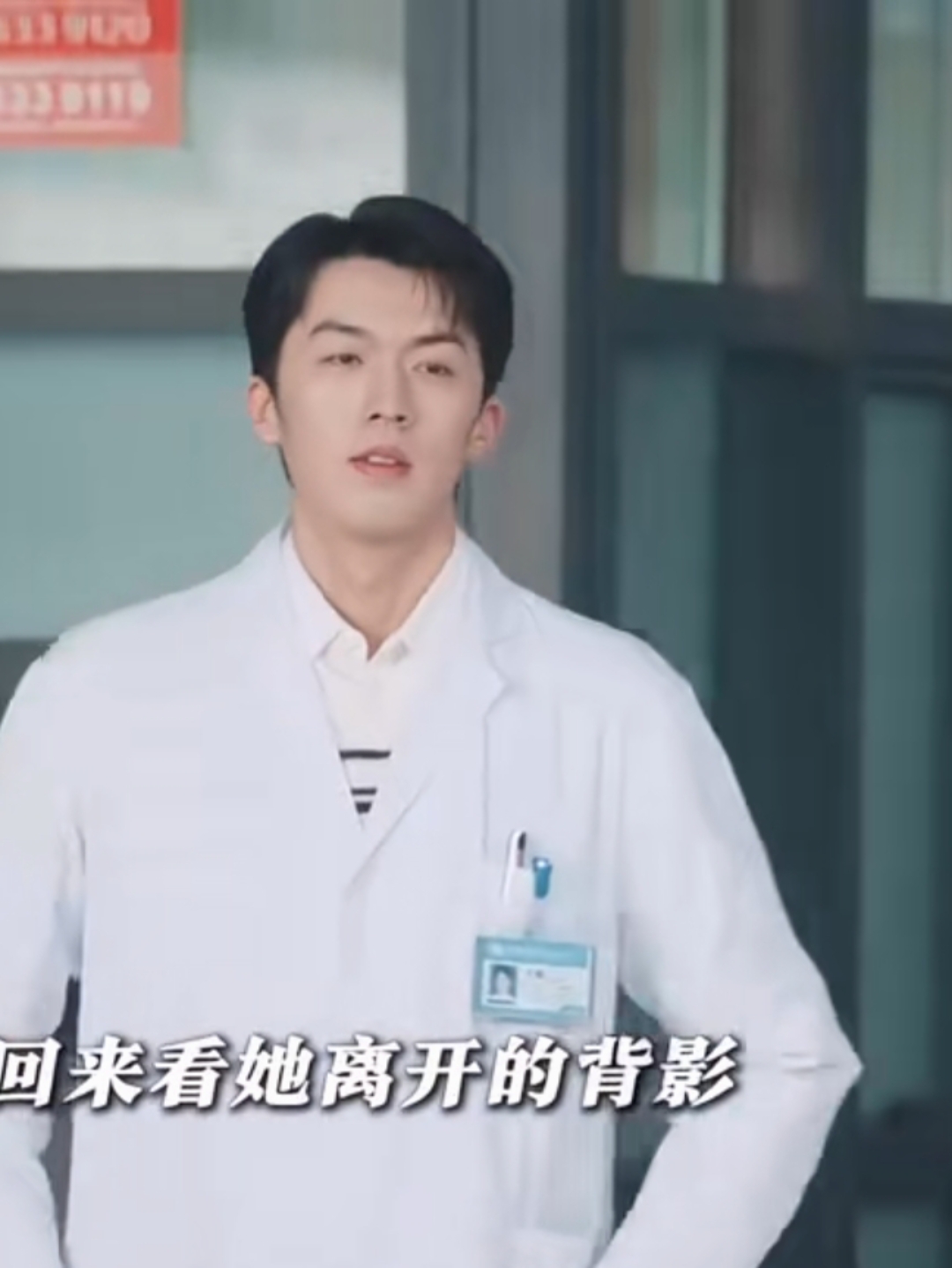 这个演员叫卢东旭,长相一般,27岁,毕业于南京艺术学院播音主持系,身高