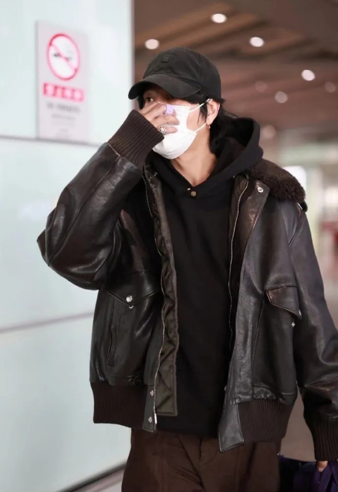 陈坤还是那么帅~ 陈坤亮相北京机场,穿了咖色工装阔腿裤,搭配的是毛领