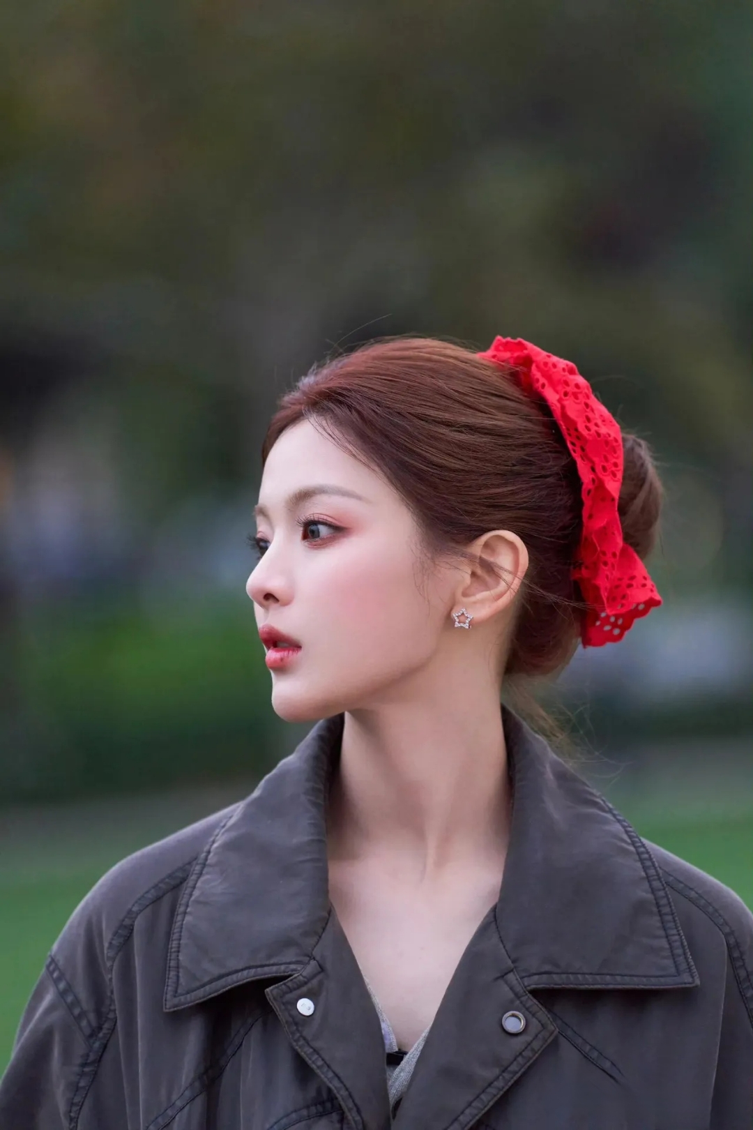 锦鲤女孩杨超越以全新综艺造型惊艳亮相,昔日邻家小妹已蜕变成光芒