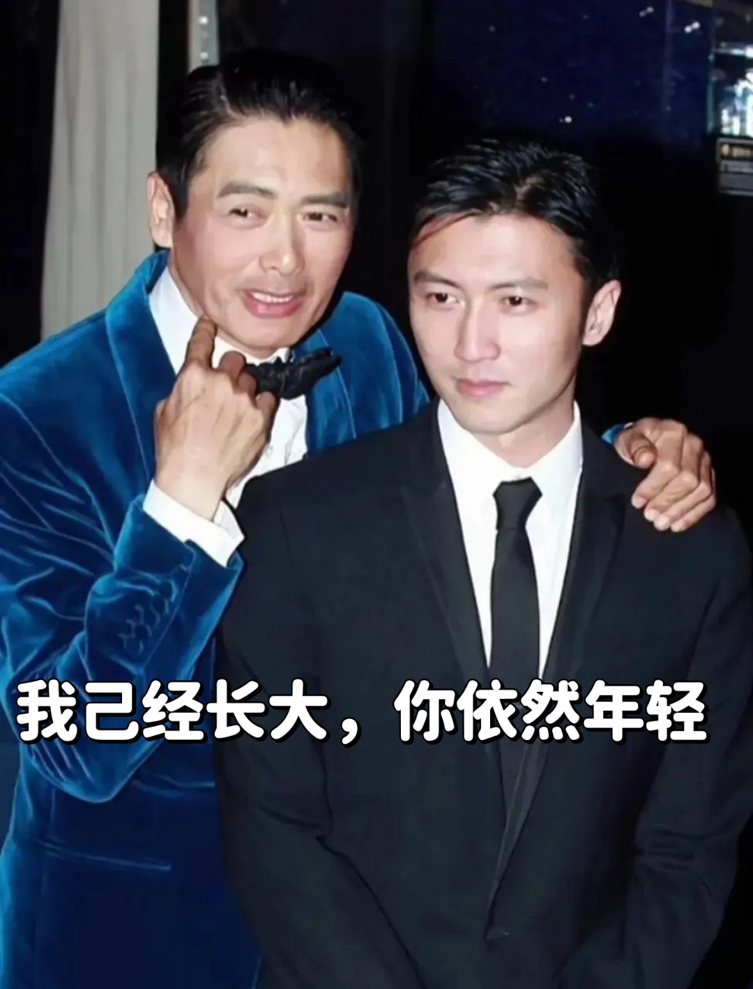 发哥抱着谢霆锋买汽水 1982年的一天,27岁的周润发逗着2岁的小谢霆锋