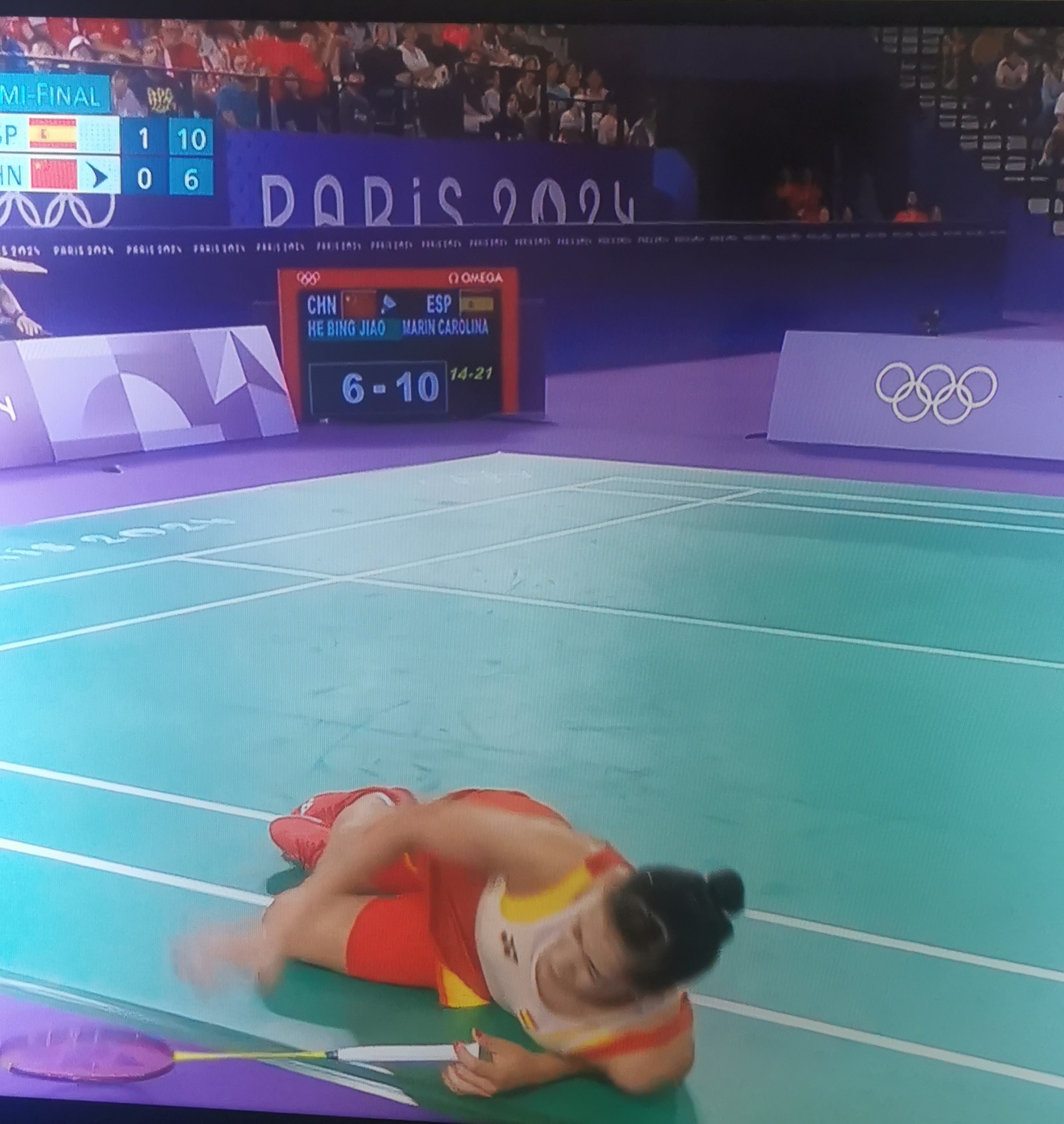 在羽毛球女单半决赛中,西班牙名将马琳在第二局比赛中因膝盖受伤阎刎