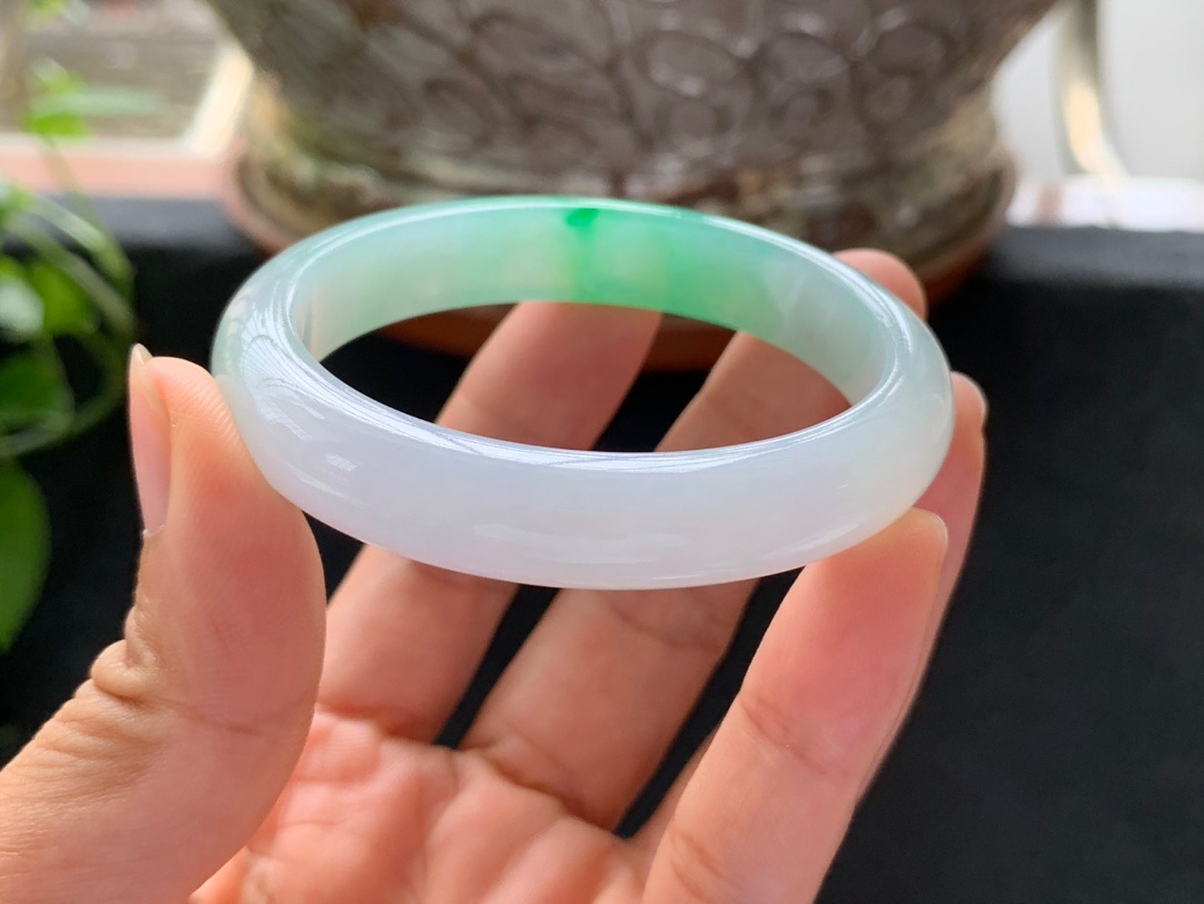 今天收到了心心念念的白底飘金丝阳绿翡翠手镯,瞬间心情明朗,犹如晴空