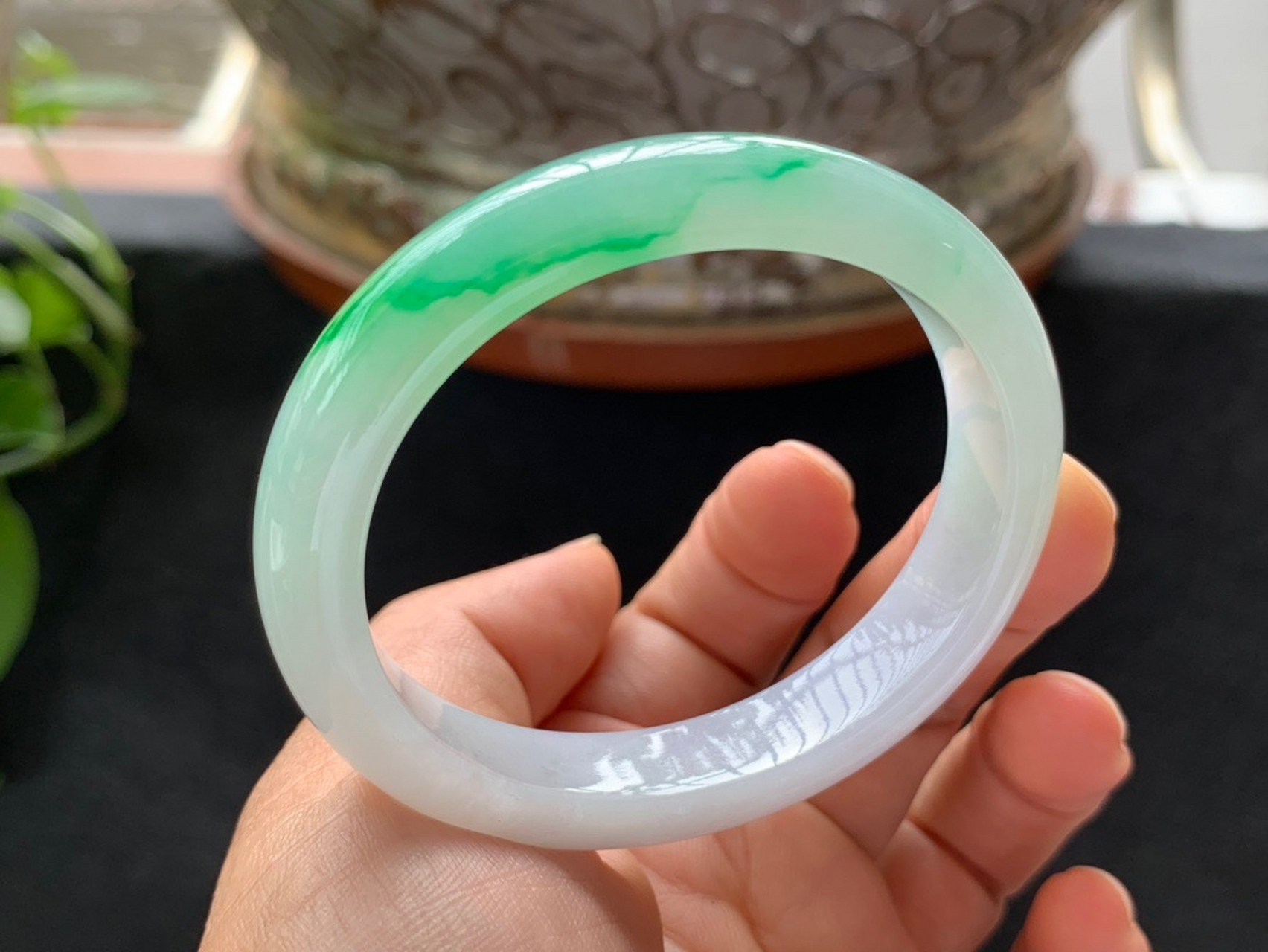 今天收到了心心念念的白底飘金丝阳绿翡翠手镯,瞬间心情明朗,犹如晴空