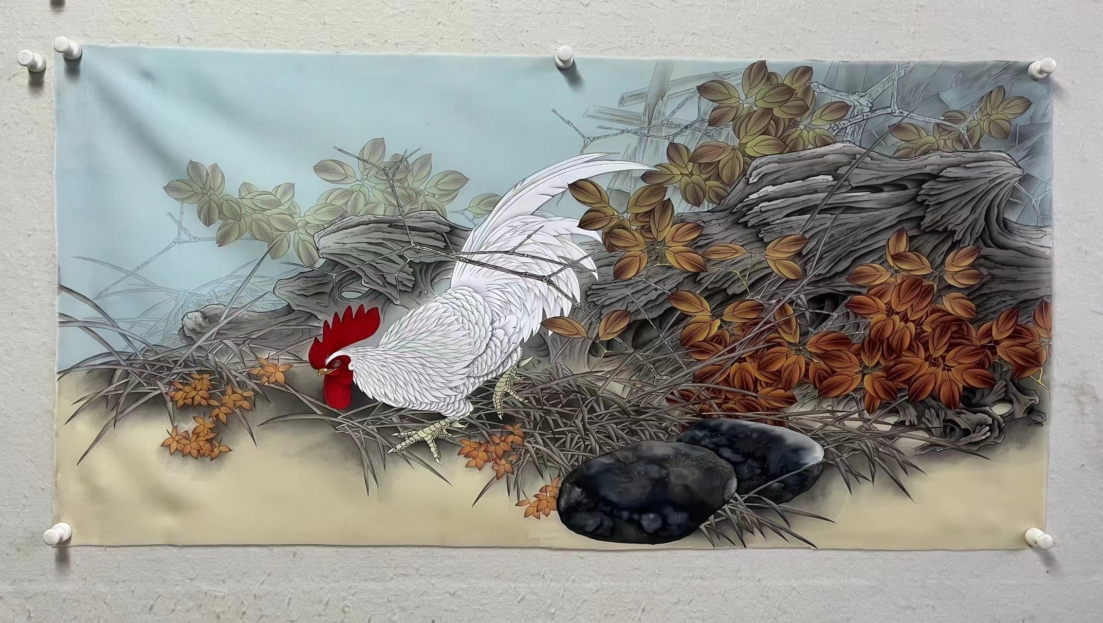 93秋日里的一抹宁静94  94在淡蓝的天空下,一只白色的公鸡站在