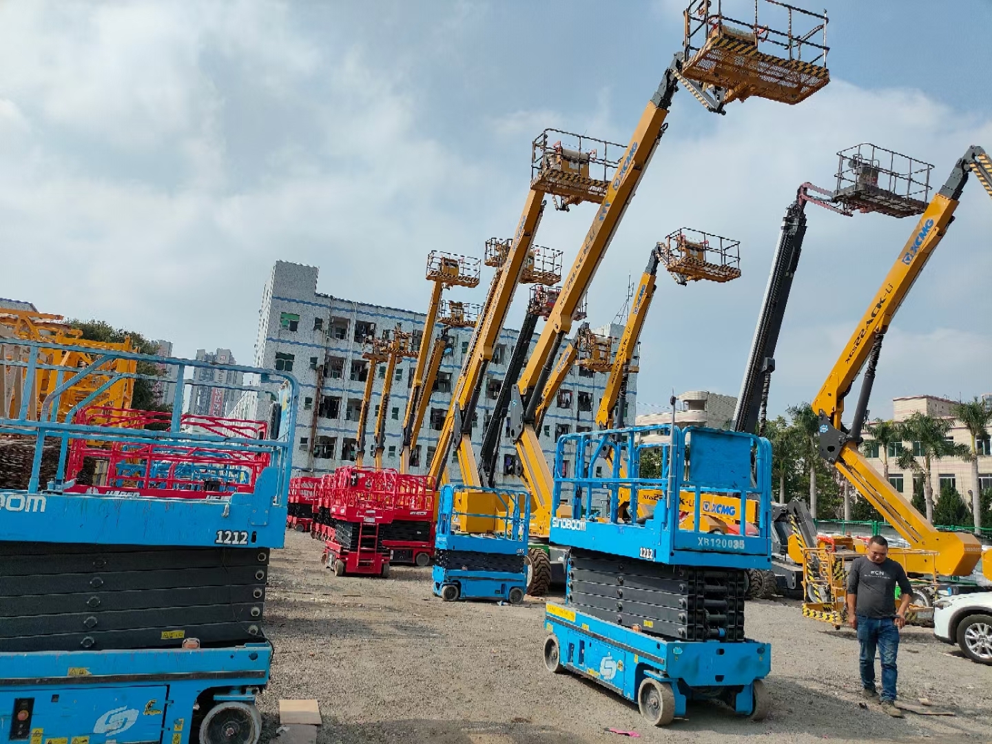 广州升降平台出租,联系:i3o-6o77-9222附近上料云梯车