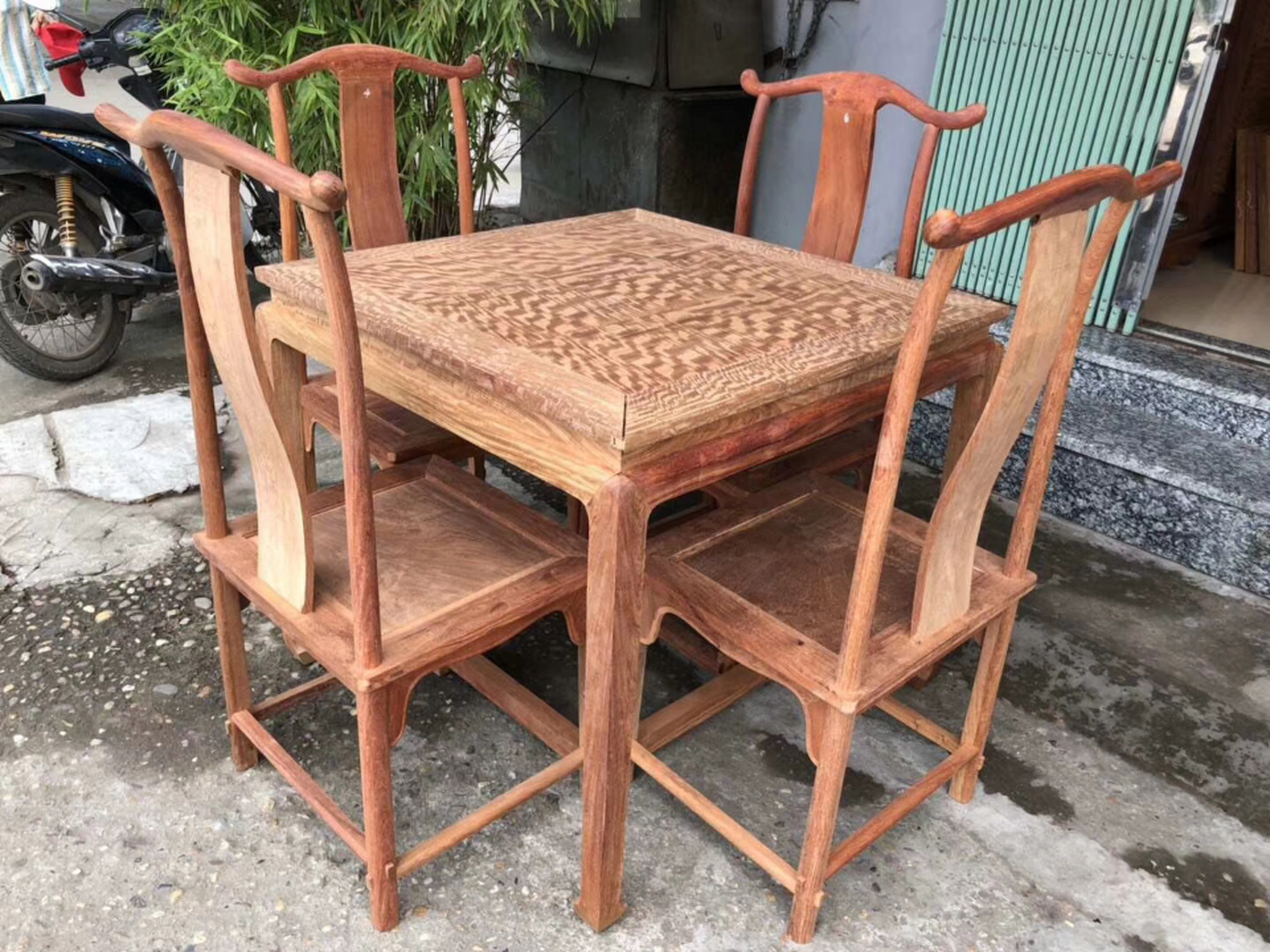 在红木排位中,老三样的地位无庸致疑,黄花梨,小叶紫檀,大红酸枝.