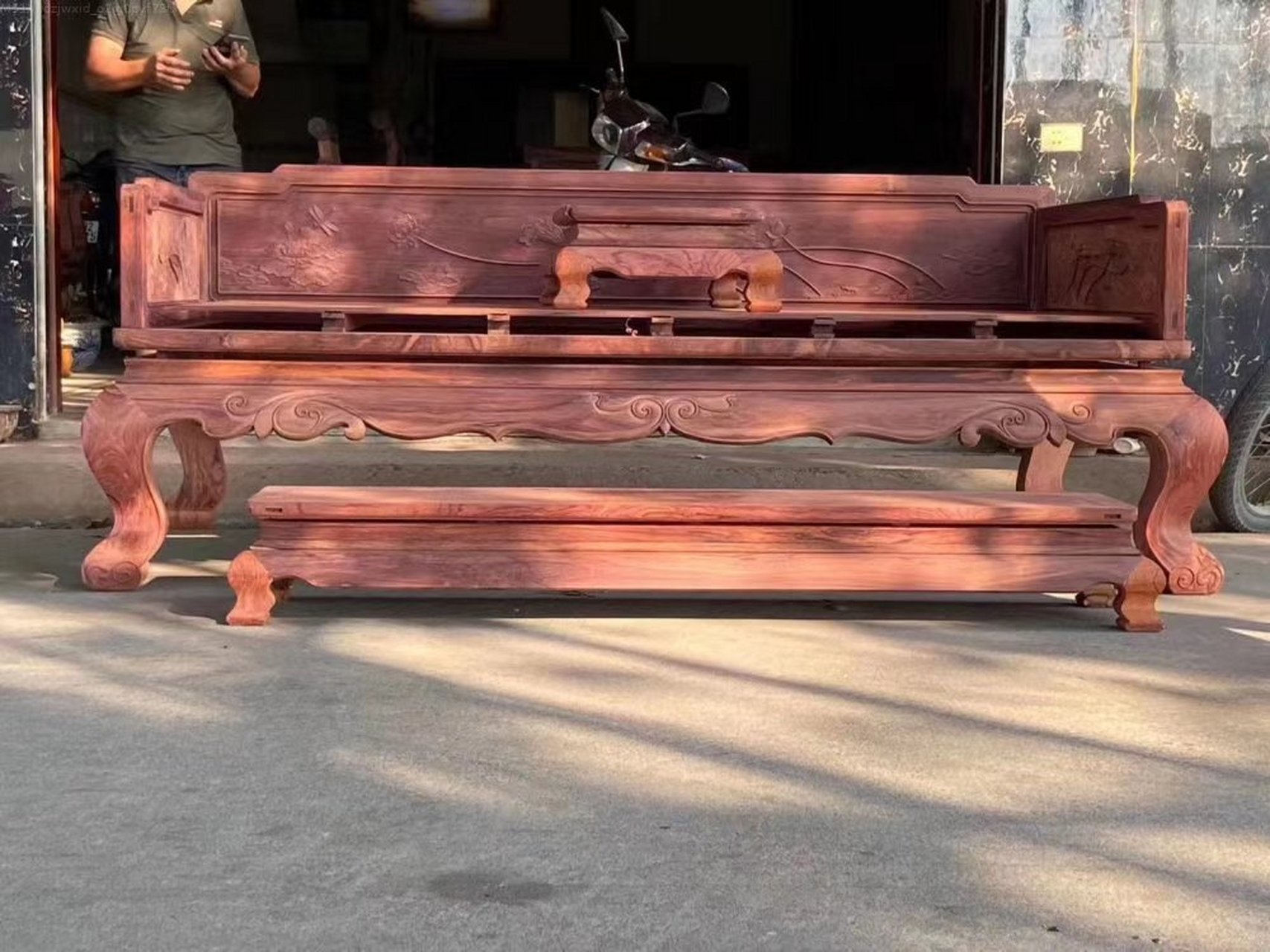 安达曼紫檀 安达曼紫檀属于国标红木五属八类中的紫檀属花梨木类.