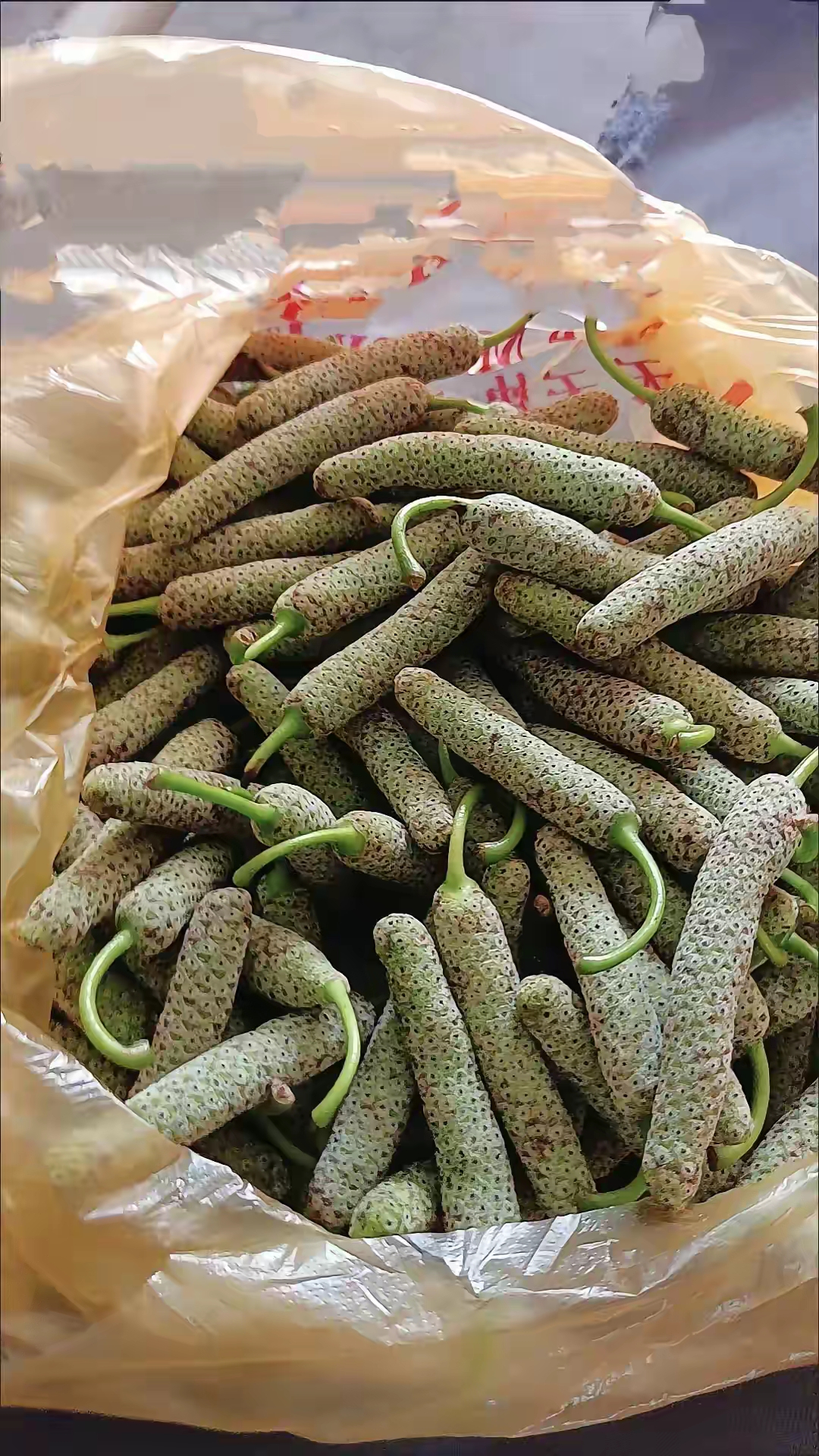 舅舅来婆婆家吃饭,提了一袋子东西,说是儿子的朋友送的,就一个人也不