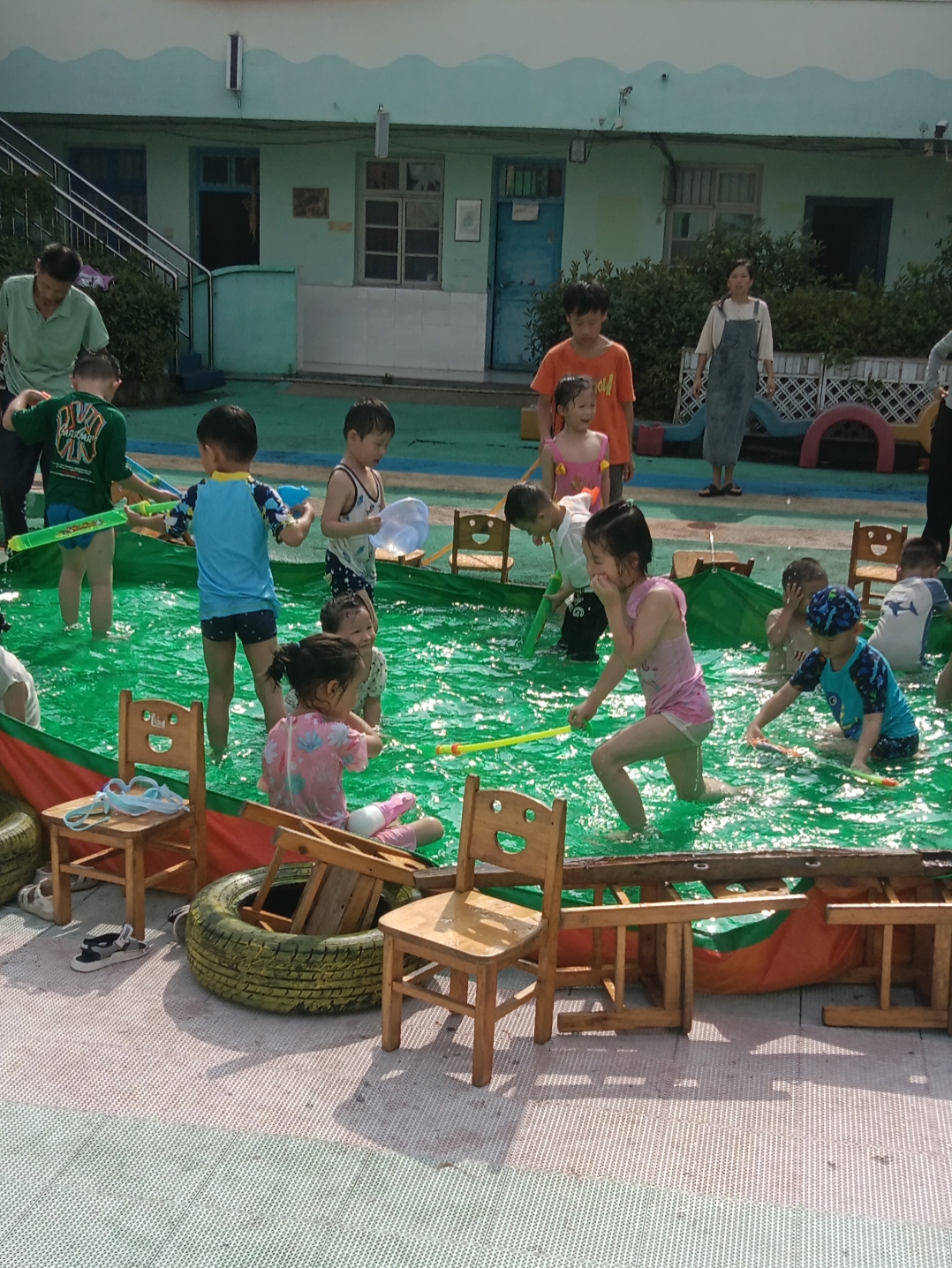 你们说幼儿园弄了这么个玩水活动棒不棒?