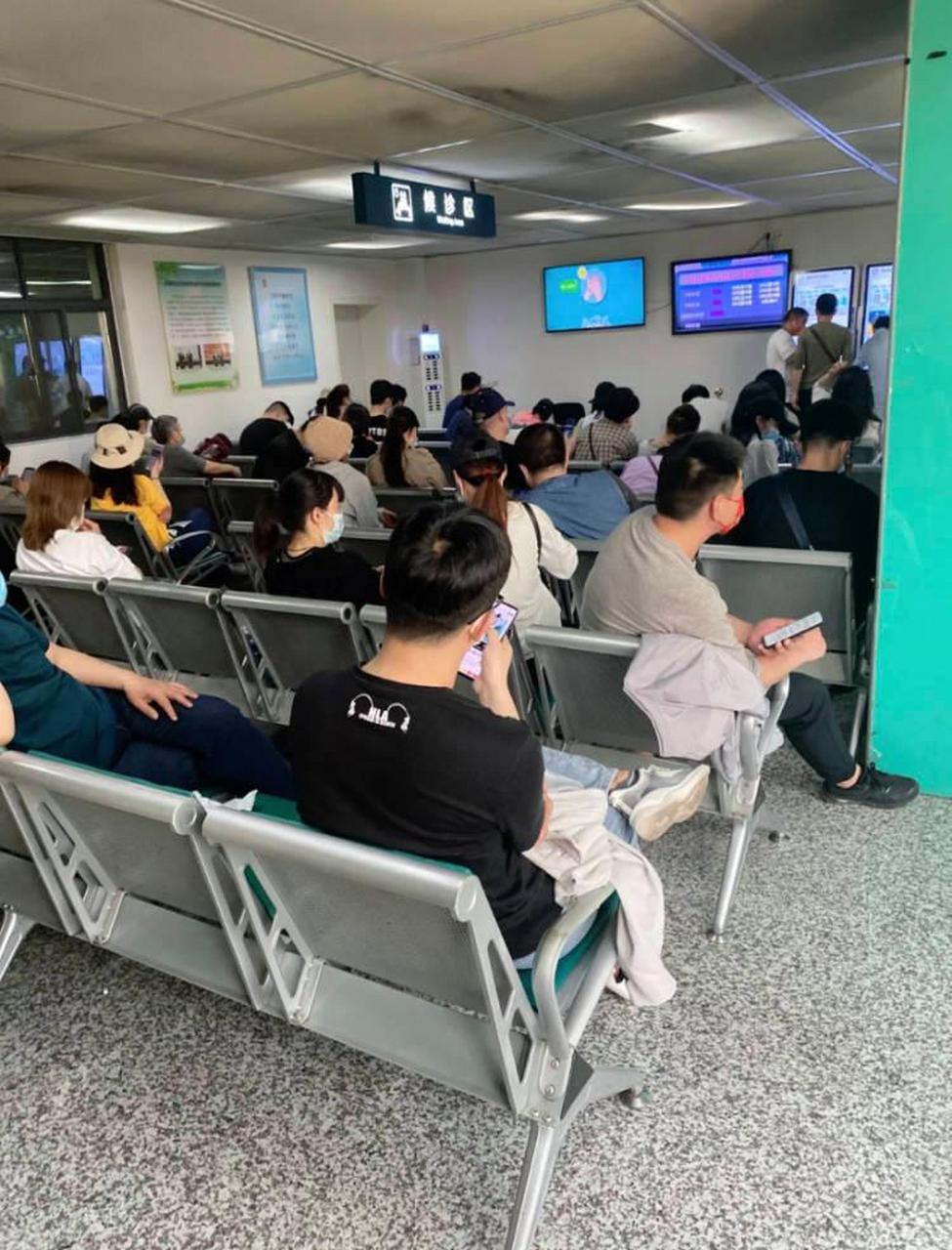 上个月去检查,没想到把十多年的牙黄和口臭问题给解决了,回去用了大概