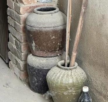 在农村老家,偶然间瞧见了这个坛子.