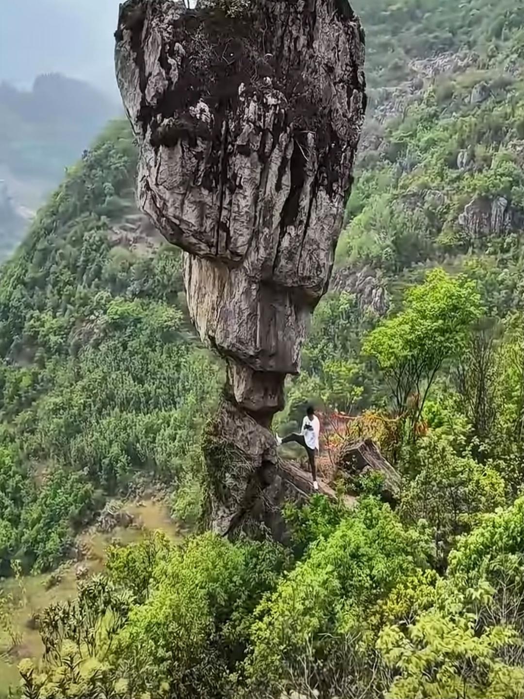 在云南有一奇石,耸立在山谷之间,它上宽下窄,仿佛悬浮在空中,它独特的