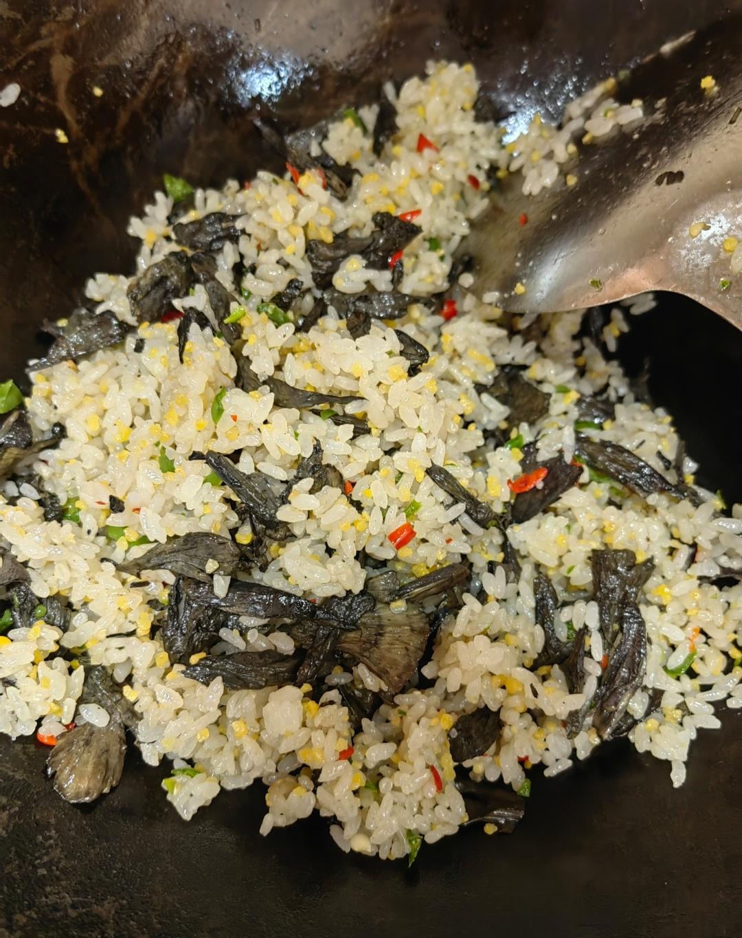 我决定奢侈一把,用价格高昂,几百元一斤的干巴菌子来炒饭.