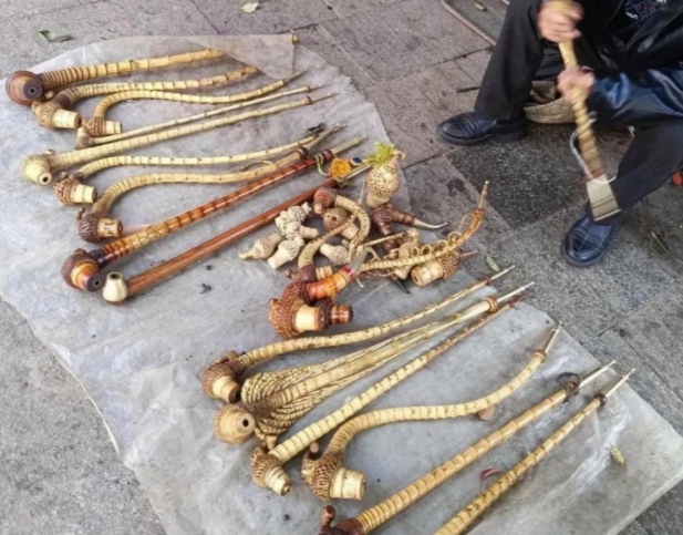 路过此地时,我惊异地看到有人在售卖这稀奇古怪的东西,其形状好似动物