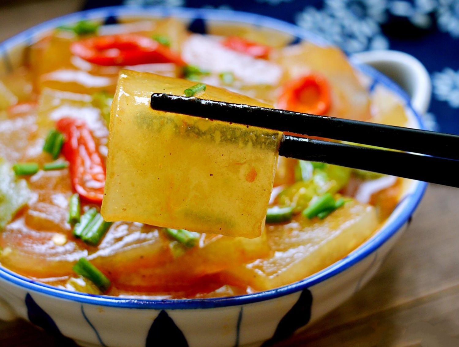 【特色名吃】‖  水晶豆腐: 采用土豆为原料,使豆腐的质地更为细腻,入